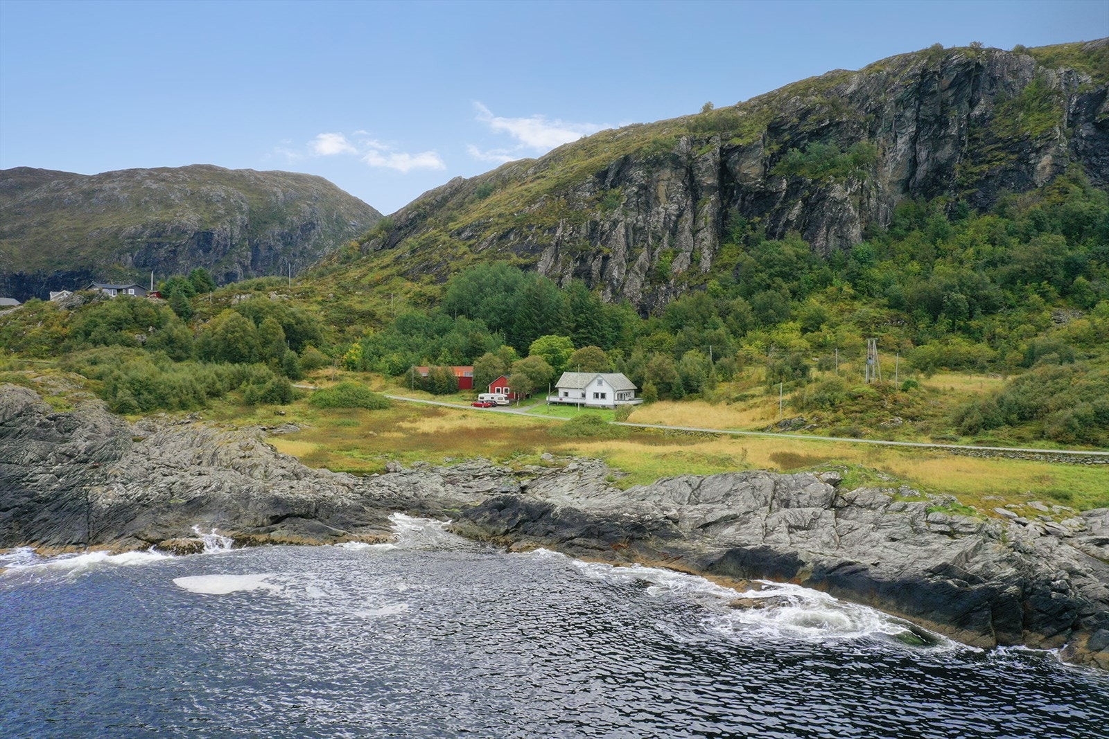 Ovenfor tunet er det fine turområder til Furefjellet og Høgeheia. Galleribilde