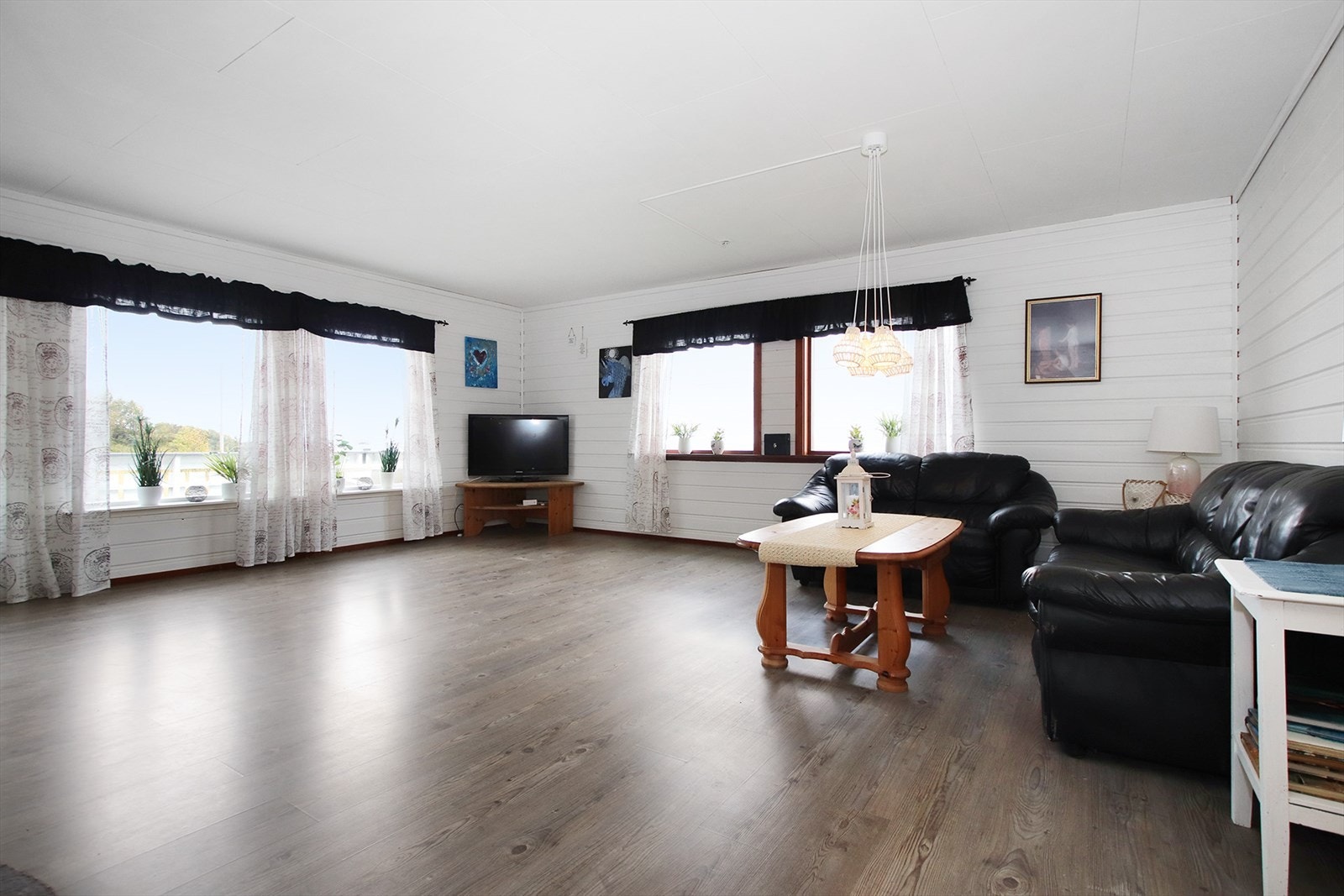 Stuen er lys og romslig med god plass til ønsket møblering. Galleribilde