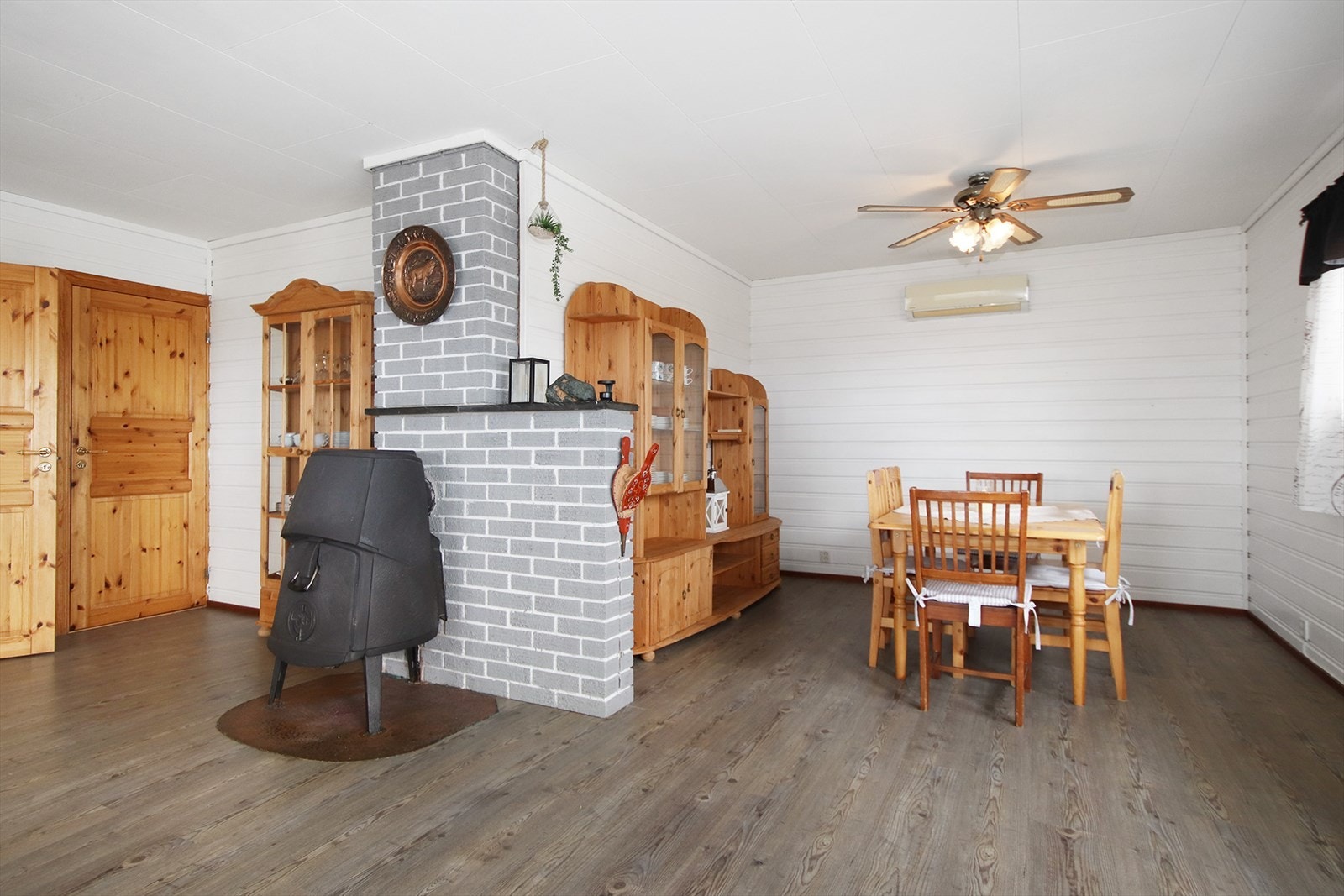 Deler av stuen er innredet til spisestue. Fra stuen er det utgang til terrasse. Galleribilde