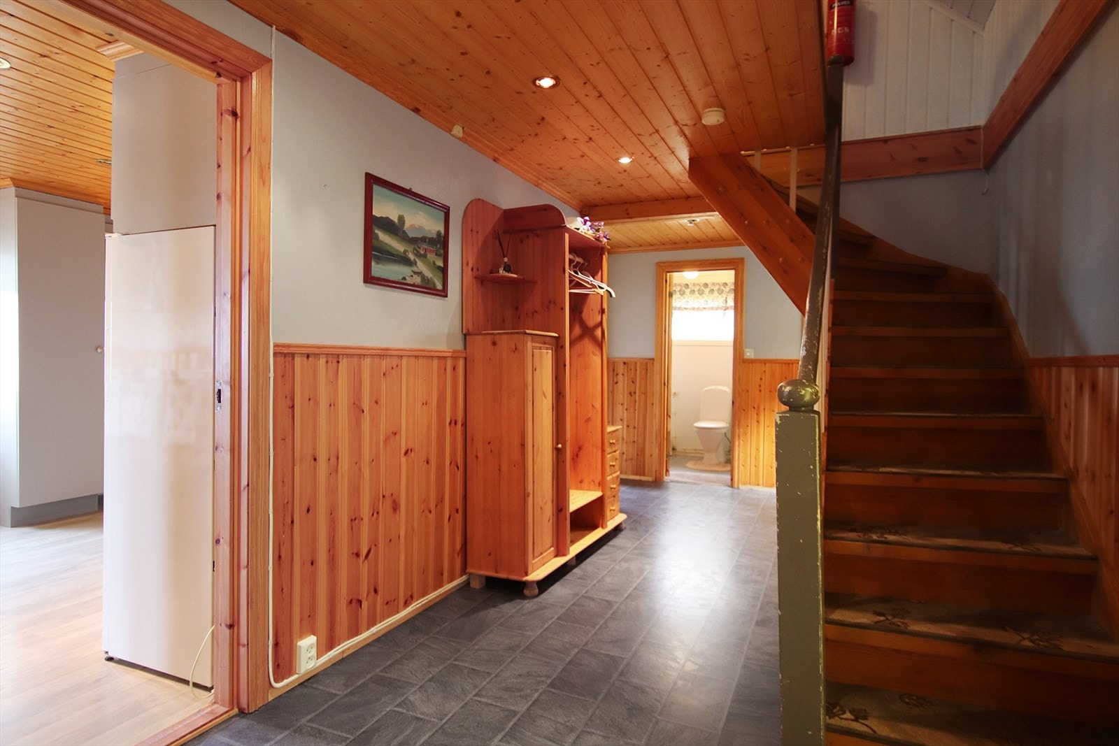 Fra gangen er det trapp til overetasjen. Galleribilde