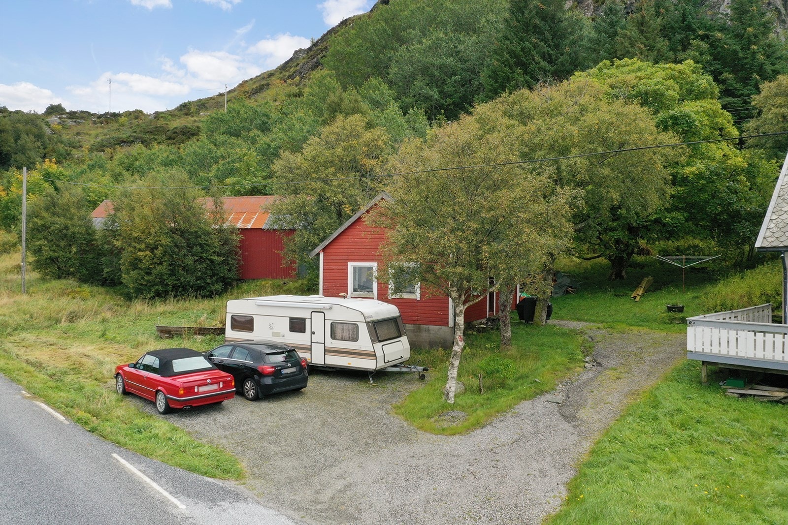 Mot veien er det opparbeidet parkeringsplass. Galleribilde