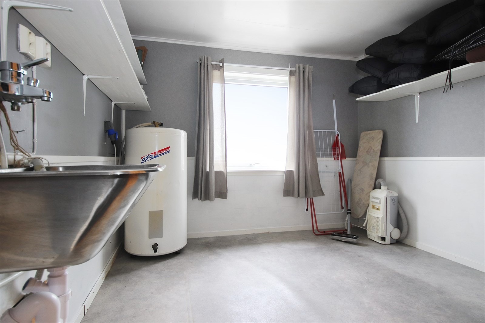 Det er privat vannforsyning fra borrehull med vannpumpe. Galleribilde