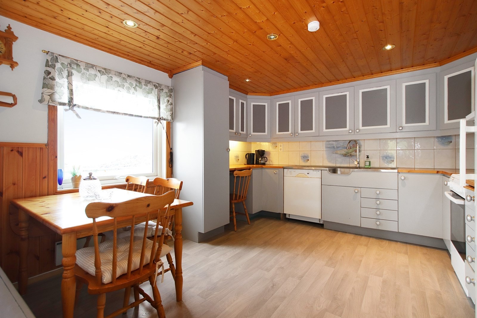 Kjøkkenet ligger separat fra stuen og er innredet med ett vinkelkjøkken. Her er det også god plass til frokostbord og stoler. Galleribilde