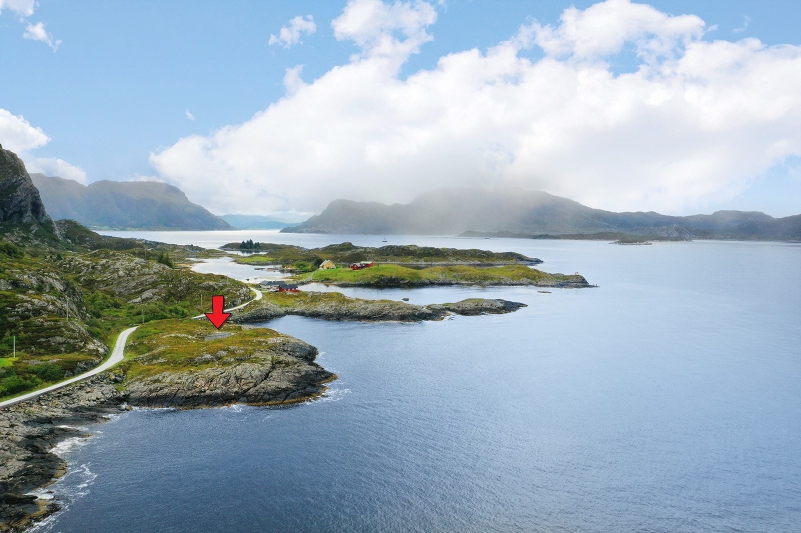Sjøhuset ligger i en liten vik med kort avstand fra offentlig vei. Galleribilde