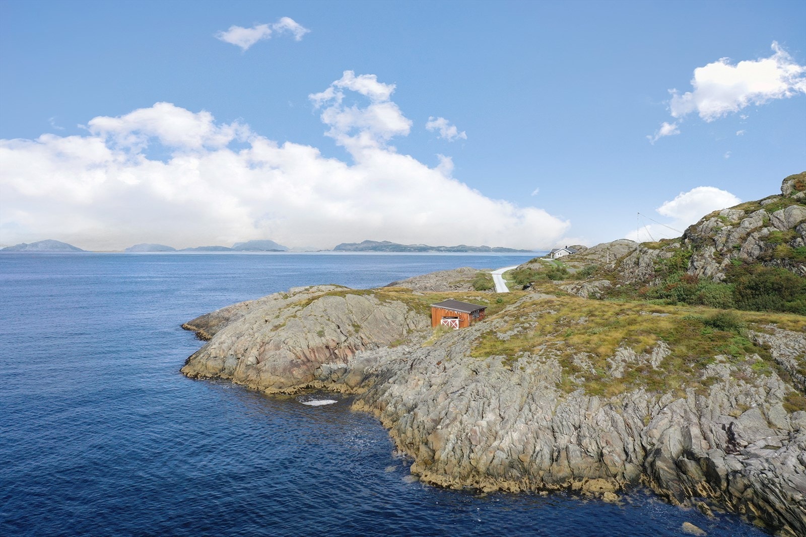 Sjøhuset ligger i en liten vik med kort avstand fra offentlig vei. Galleribilde