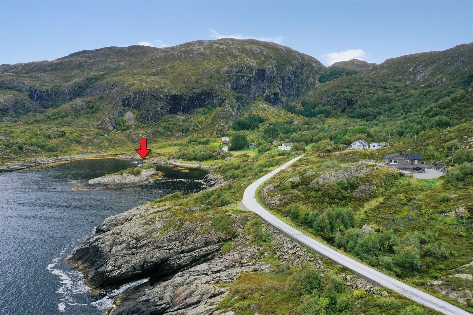 Hovedeiendommen og fritidsboligene har båtplass ved felles bryggeanlegg som er organisert i sameie. Galleribilde