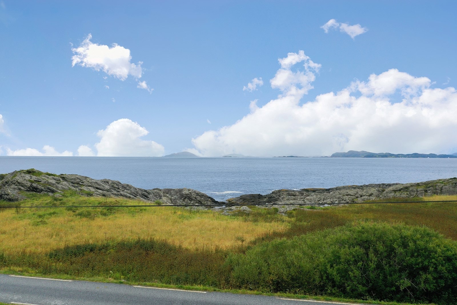 Eiendommen ligger fint til ytterst på Stavenesodden med utsikt til havgapet i vest. Galleribilde