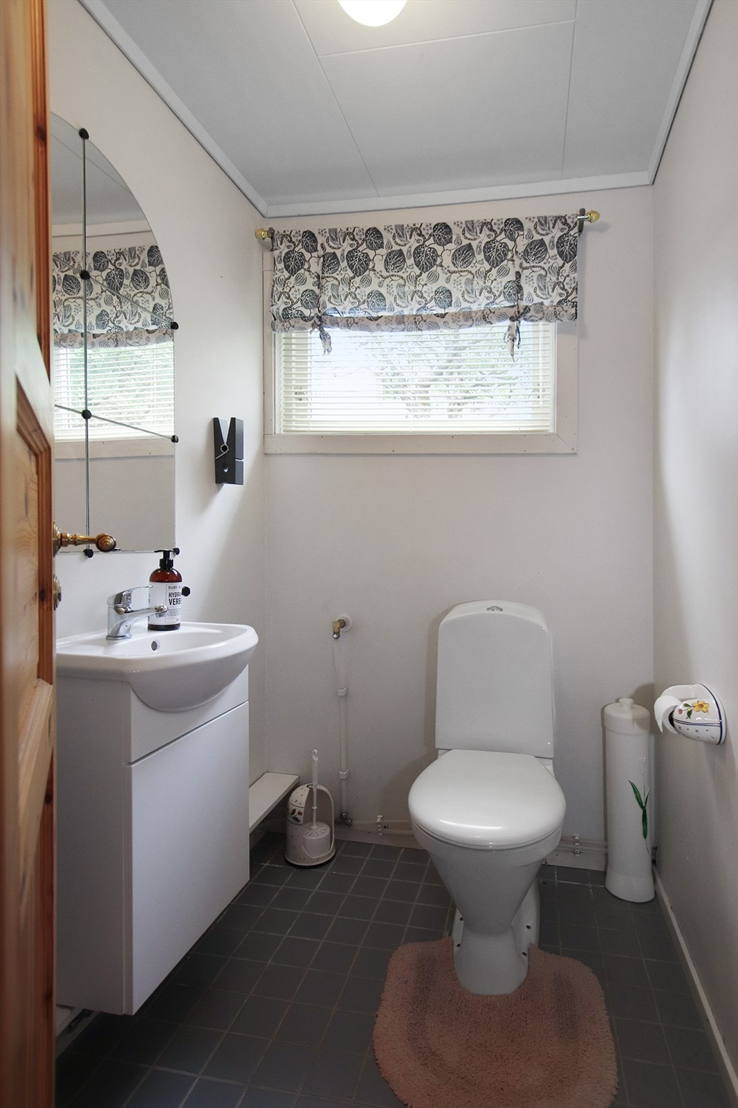 Huset har separat bad, vaskerom og toalett med eldre standard. Galleribilde