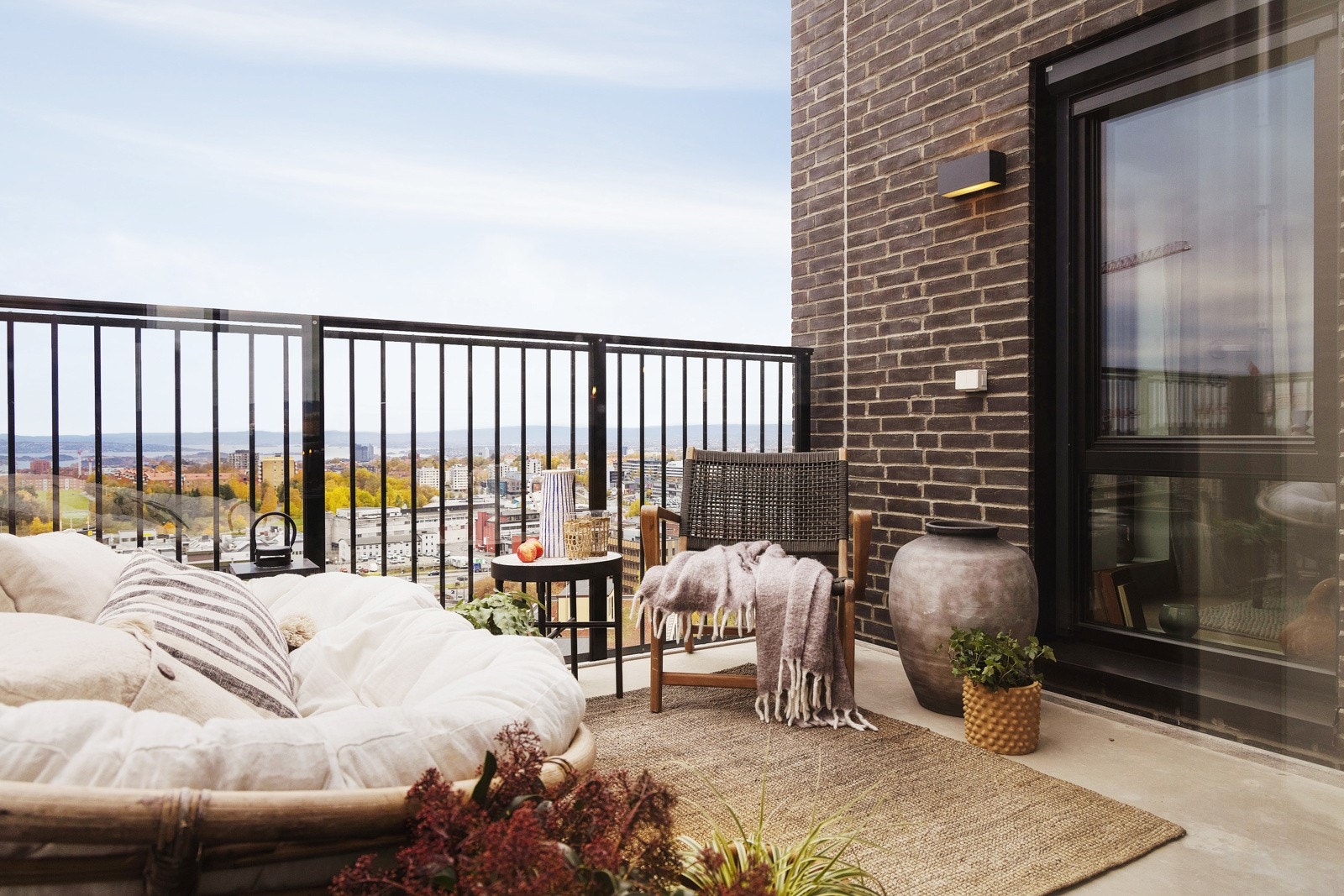 Fra spisestue er det adkomst til sydvestvendt balkong med meget flott utsikt over byen og fjorden. Galleribilde