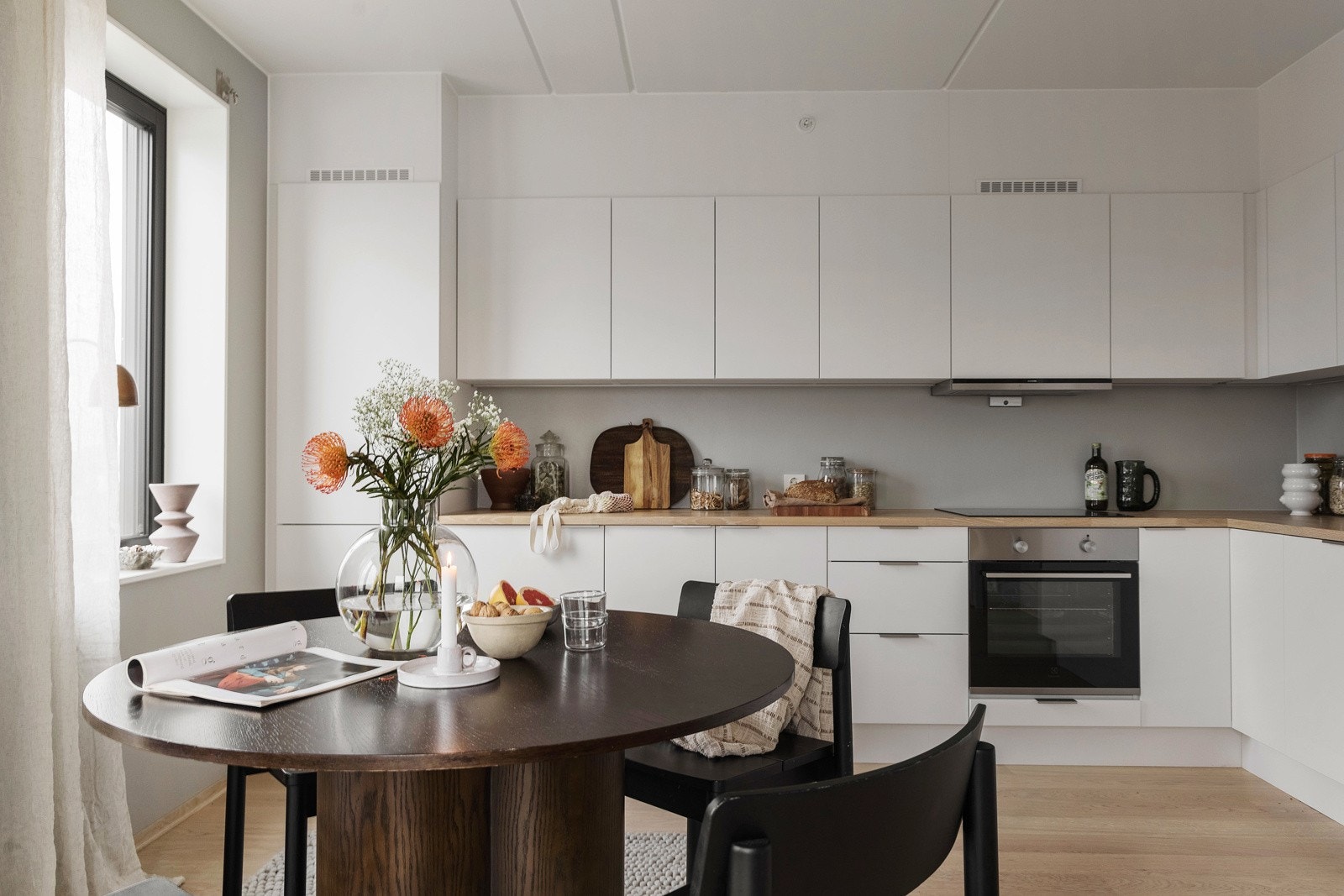 Kjøkkenet har plass til spisebord. Galleribilde