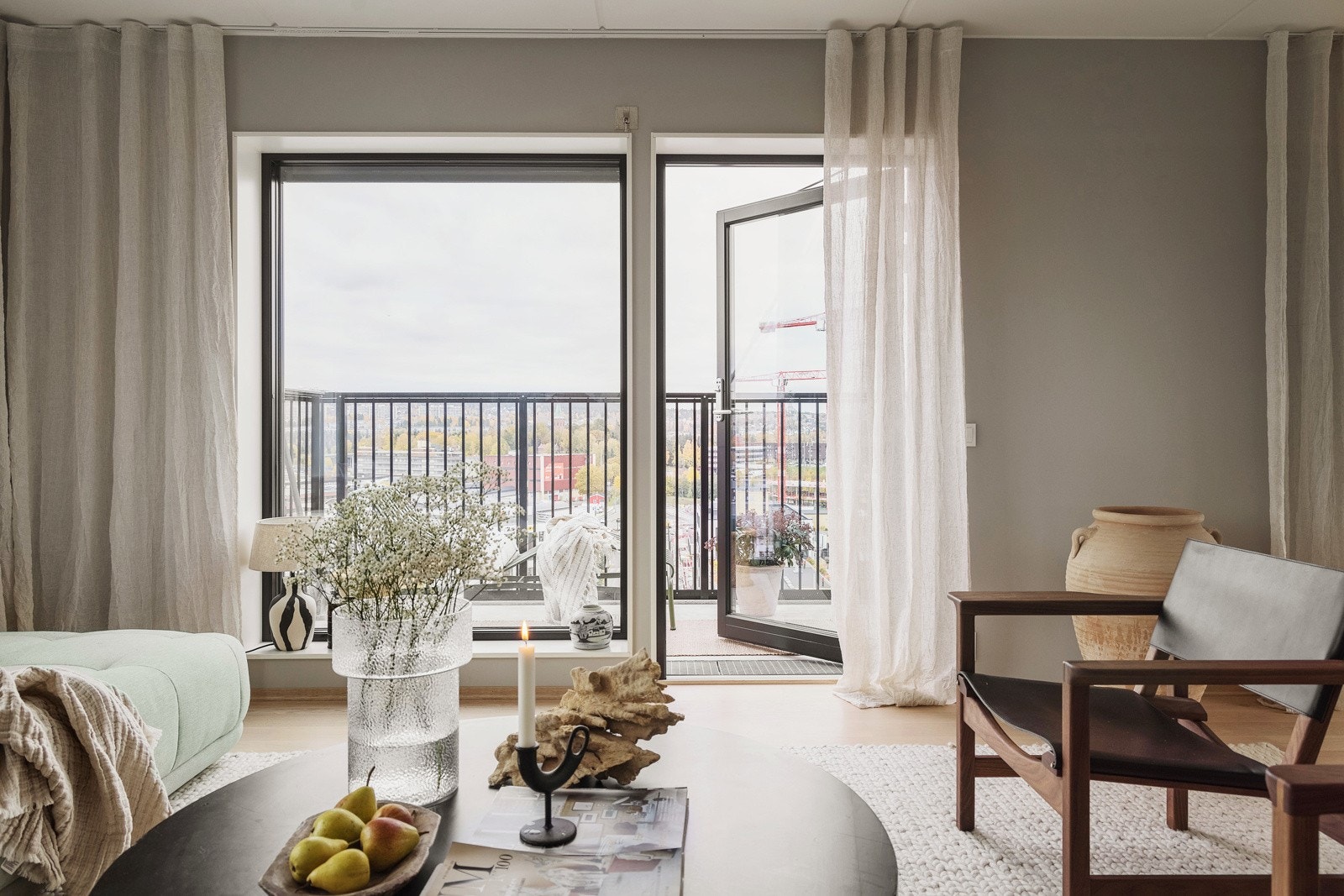 Fra stue er det adkomst til hyggelig balkong med fin utsikt. Galleribilde