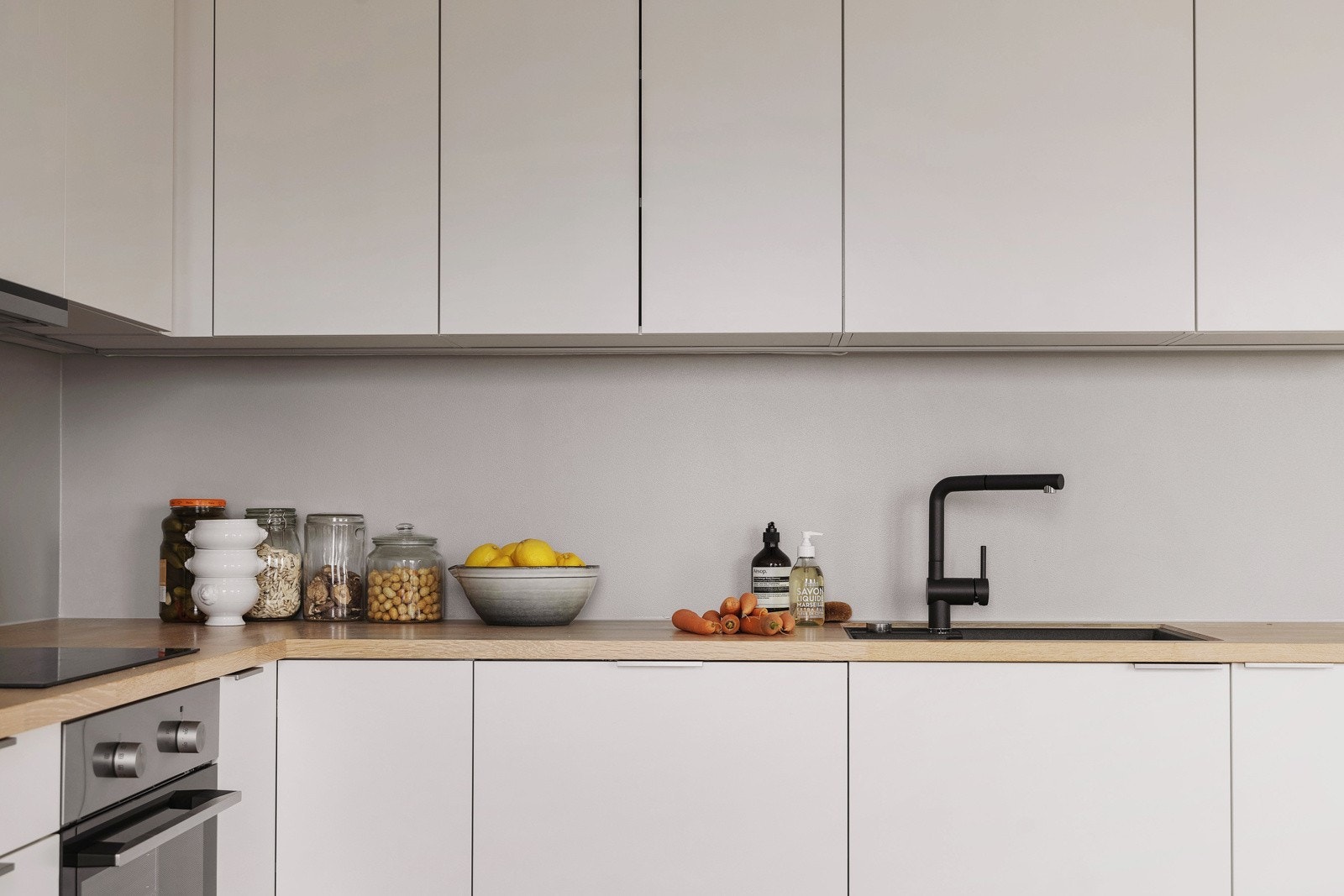 Kjøkkeninnredning fra Sigdal, med integrerte hvitevarer fra Siemens. Galleribilde