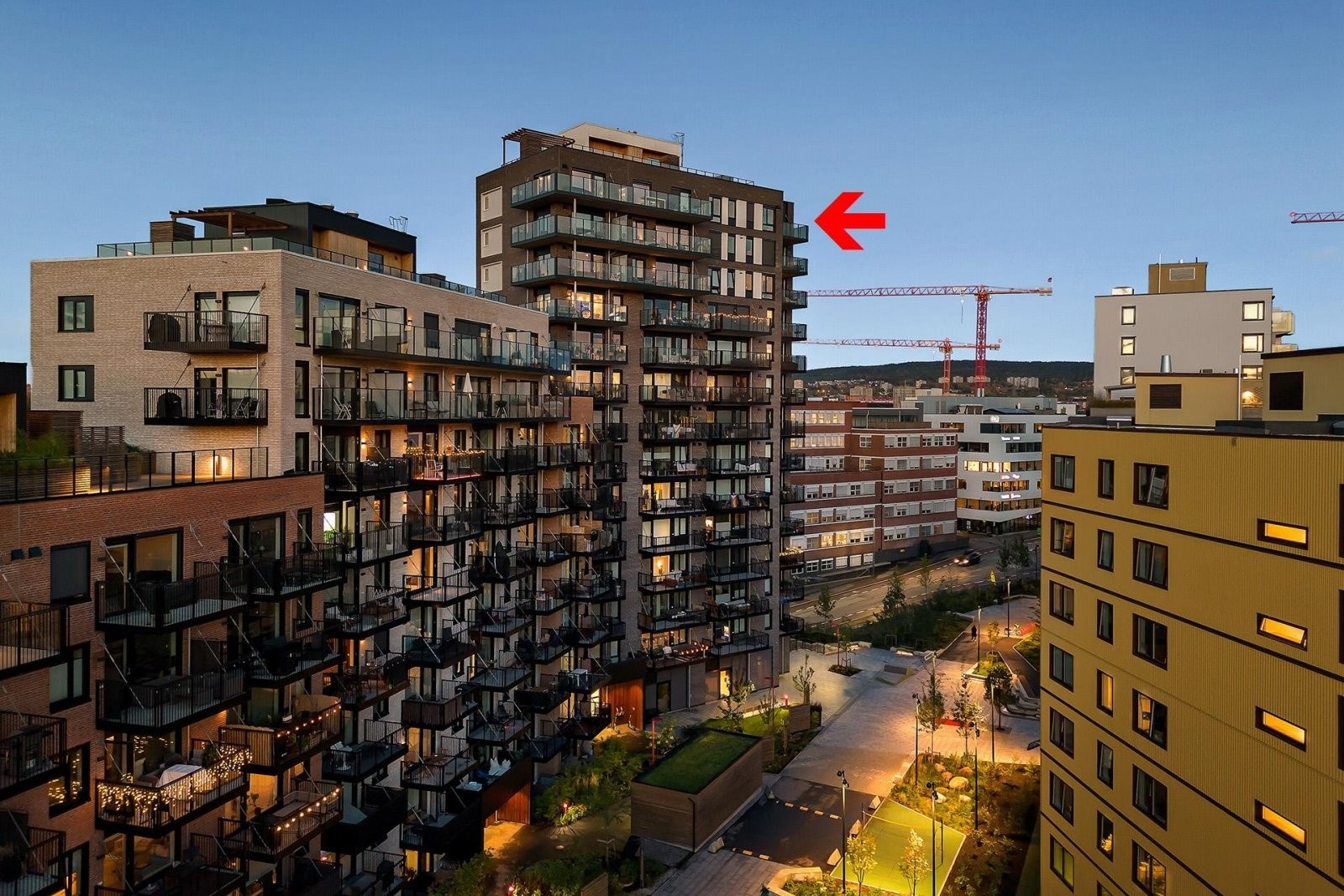 Leiligheten ligger i toppen og enden av bygget. her bor du usjenert med flott utsikt i flere retninger. Galleribilde