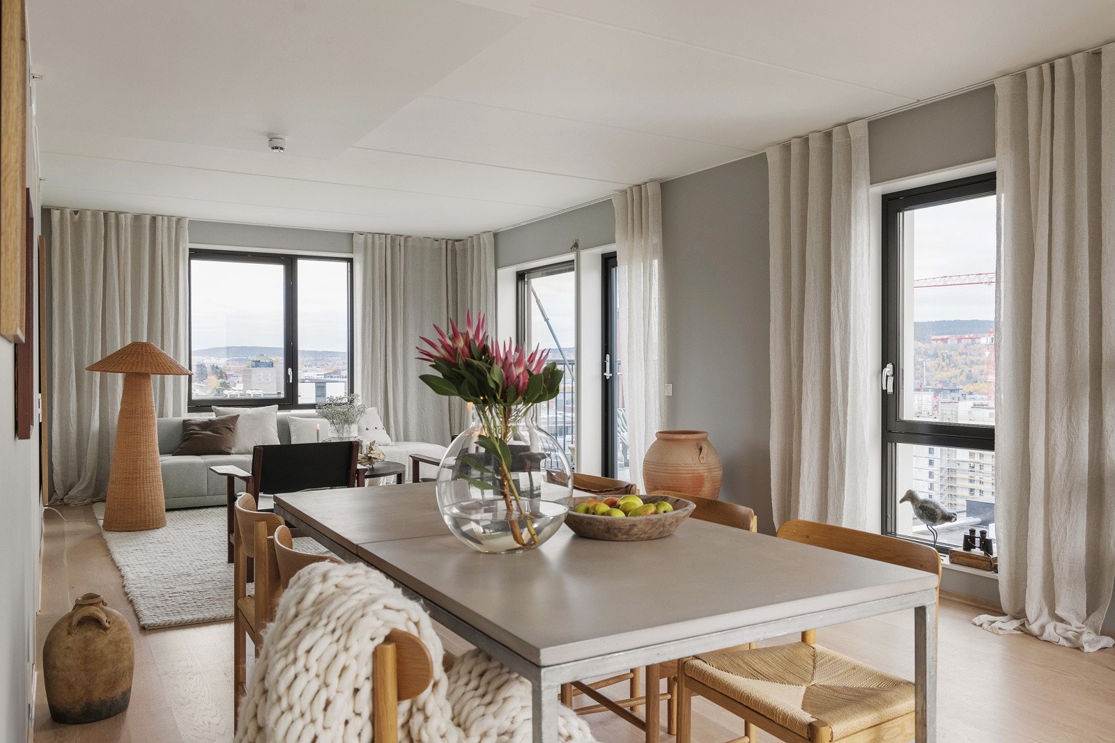 Leiligheten har luftig stue med masse lys fra store vindusflater. Galleribilde