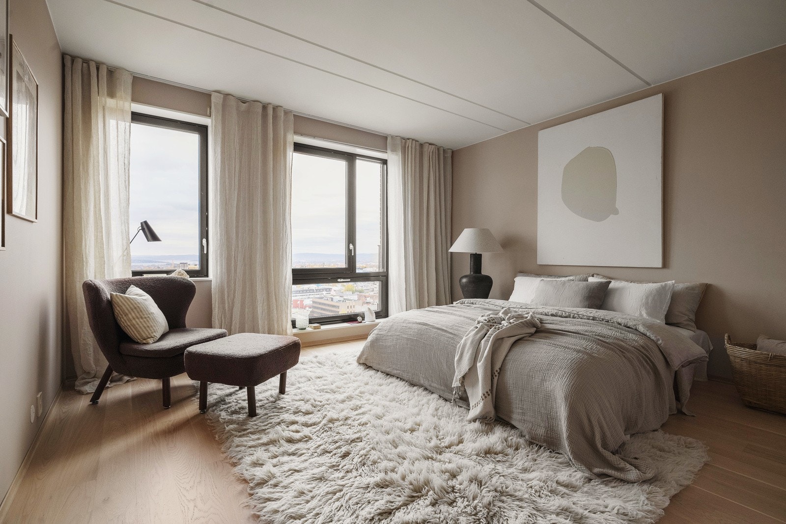 Soverom 1 - Luftig med god plass til dobbeltseng, nattbord og garderobeløsning. Galleribilde