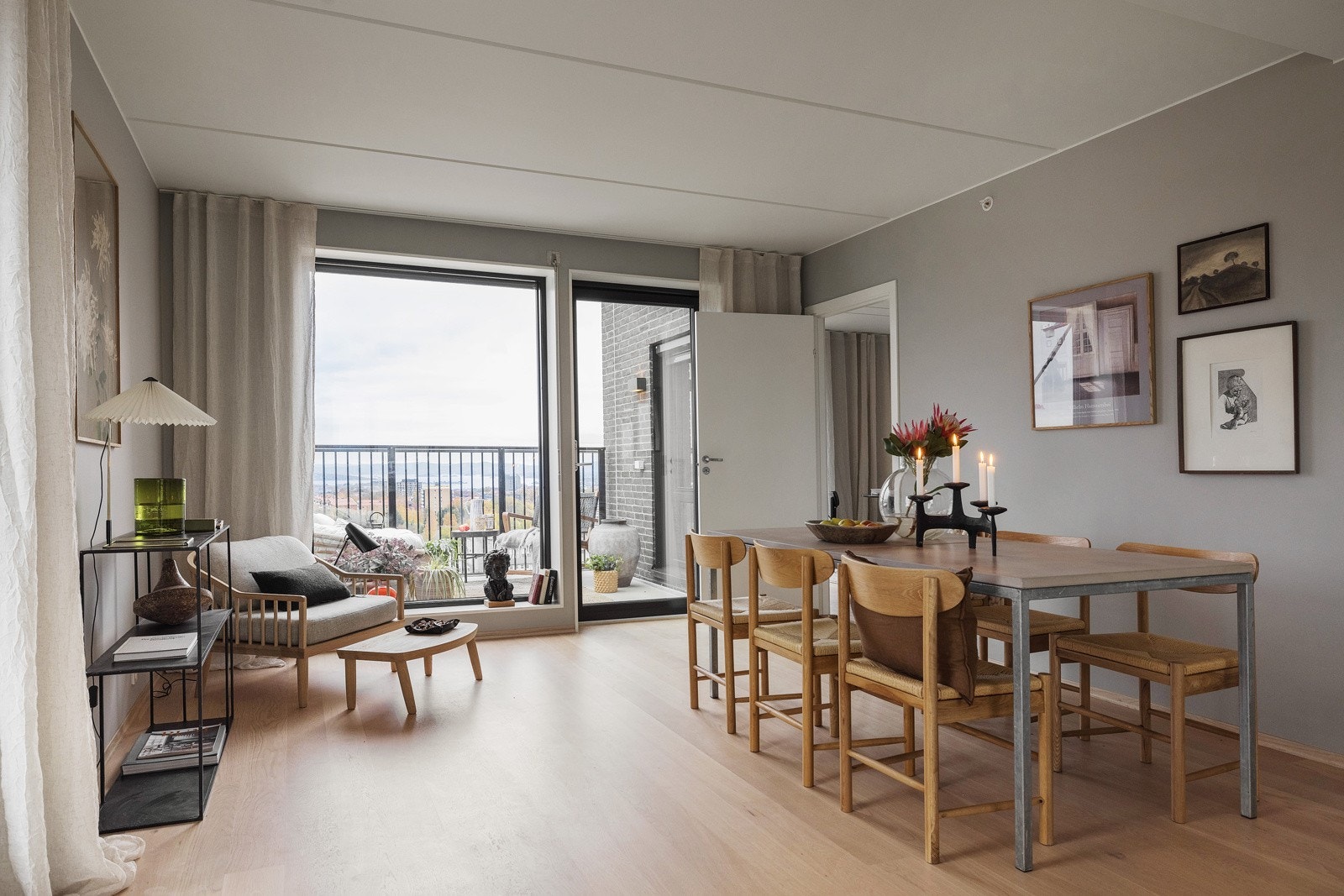 Det er gode innredningsmuligheter med god plass til stort spisebord. Galleribilde