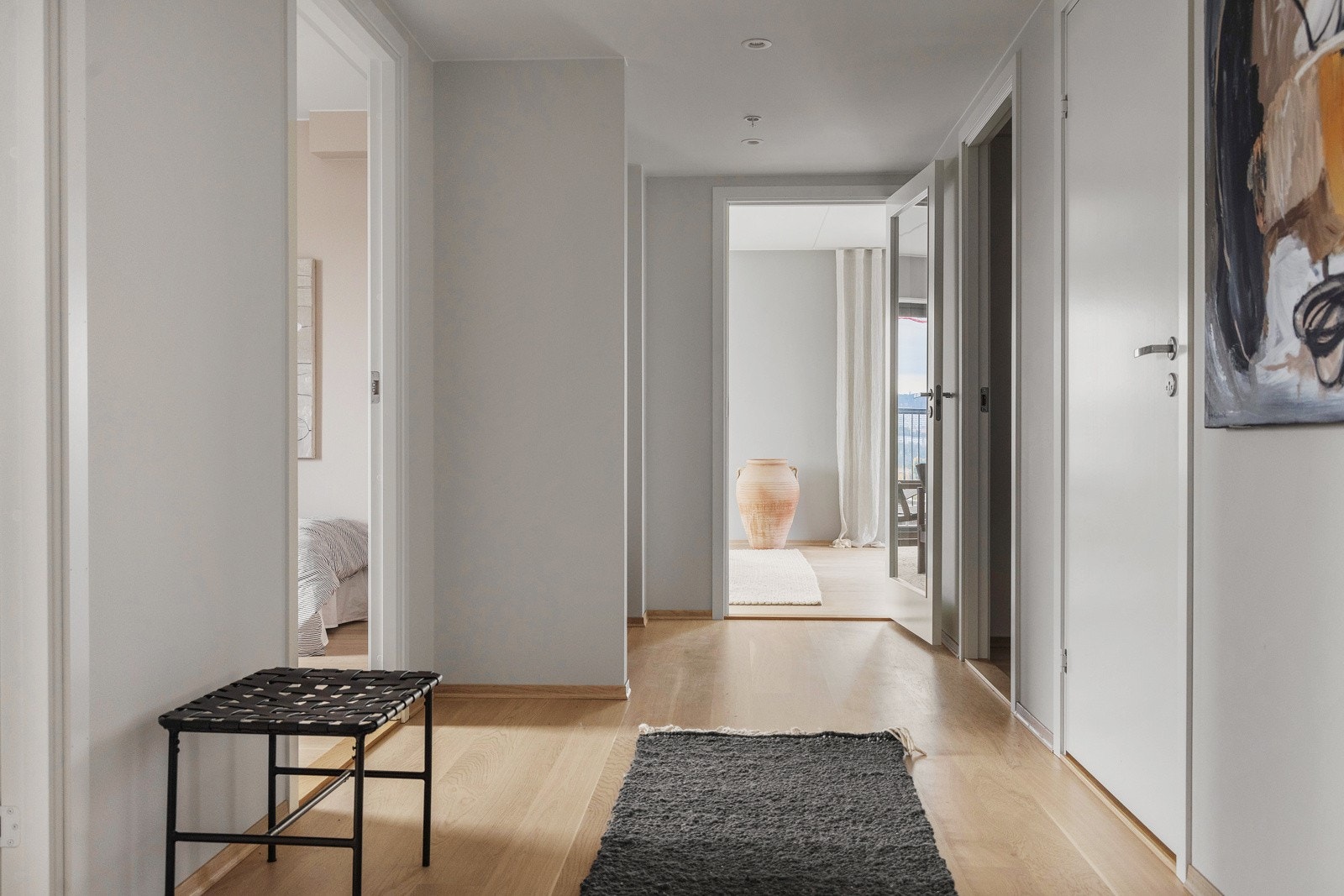 Velkommen inn! Entreen er lys og innbydende. Galleribilde