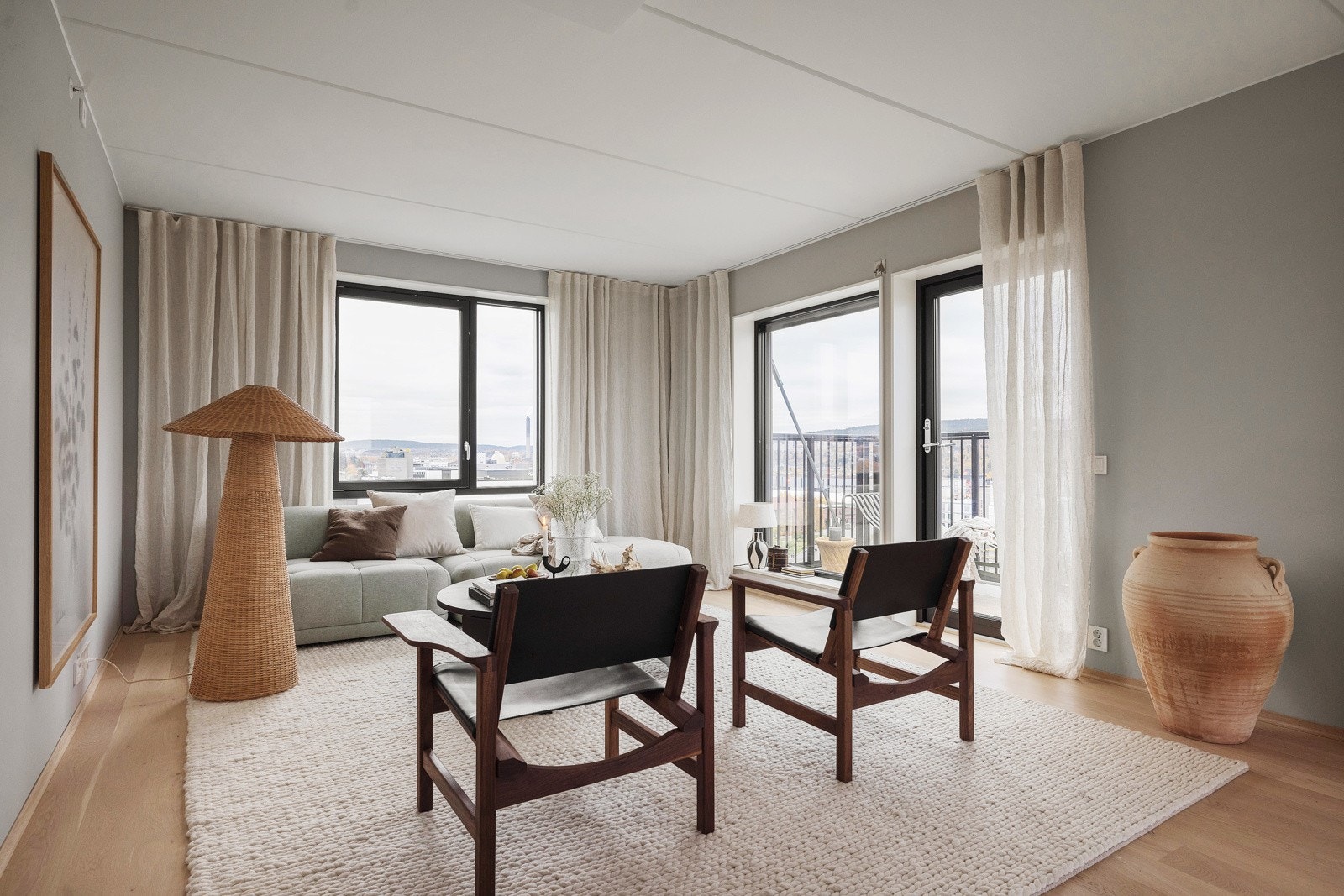 Stuens løsning gir flere møbleringsmuligheter. Det er plass til flere soner for sofa og sittegrupper. Galleribilde