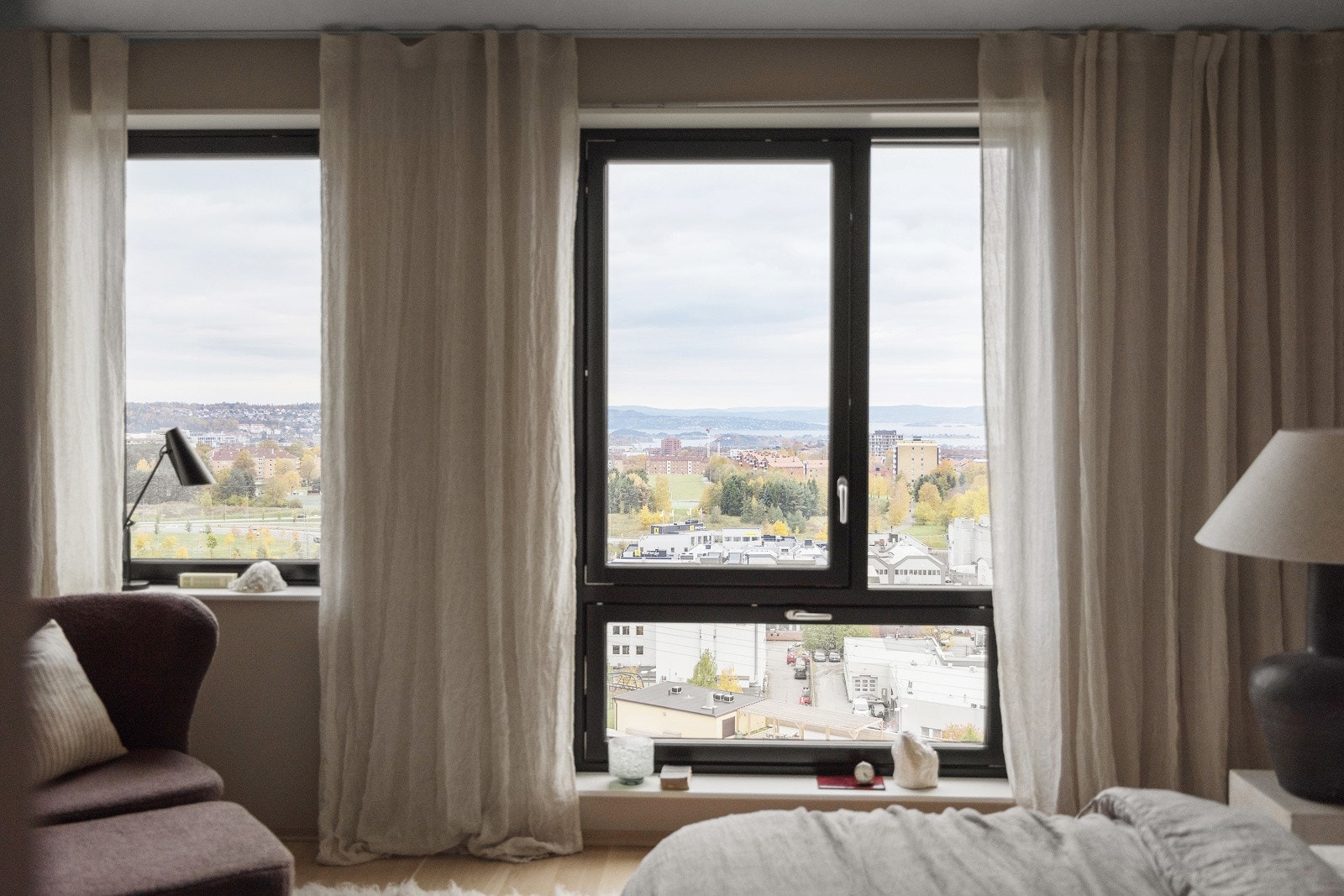 Fra soverommet er det flott utsikt over byen og ned mot fjorden. Galleribilde