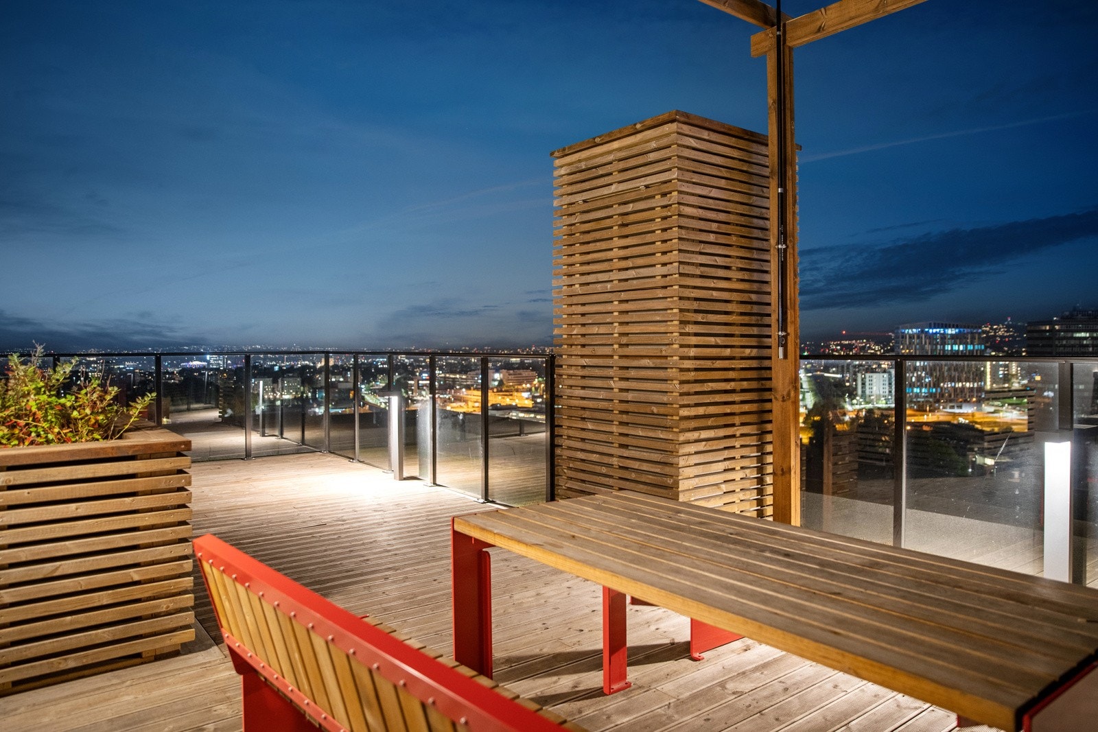 Flott takterrasse med sittegrupper og beplanting Galleribilde