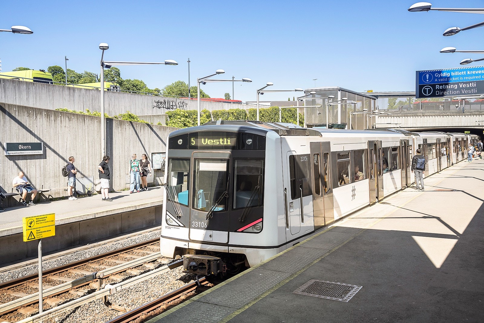 Få minutters gang til Økern T-bane som tar deg til Jernbanetorget på 10 minutter. Galleribilde