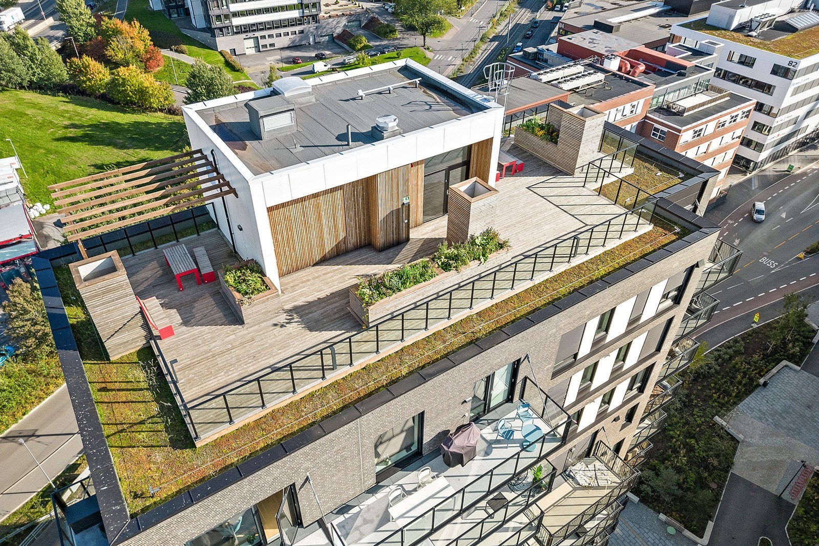 - Det er tilgang til solrike takterrasser med flott utsikt - Galleribilde