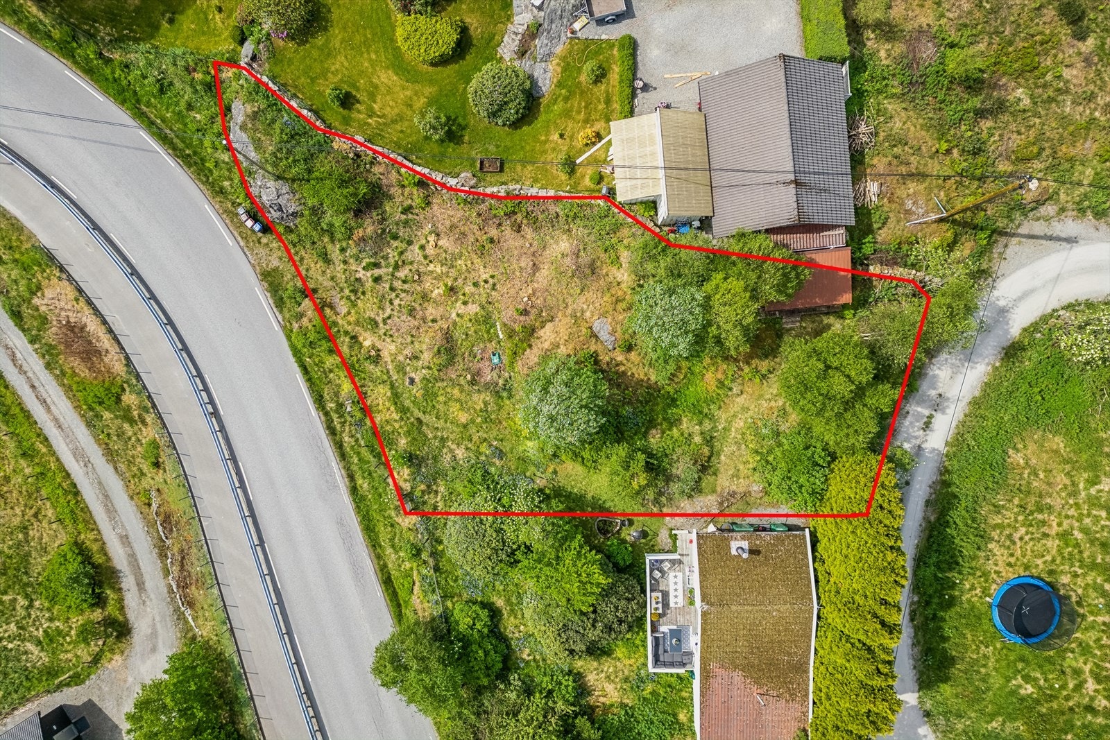 Skisserte "grenser" er ikke nøyaktige og kan ikke regnes som fastsatt inntegnet. Se vedlagte eiendomskart for mer nøyaktigre grenser. Galleribilde