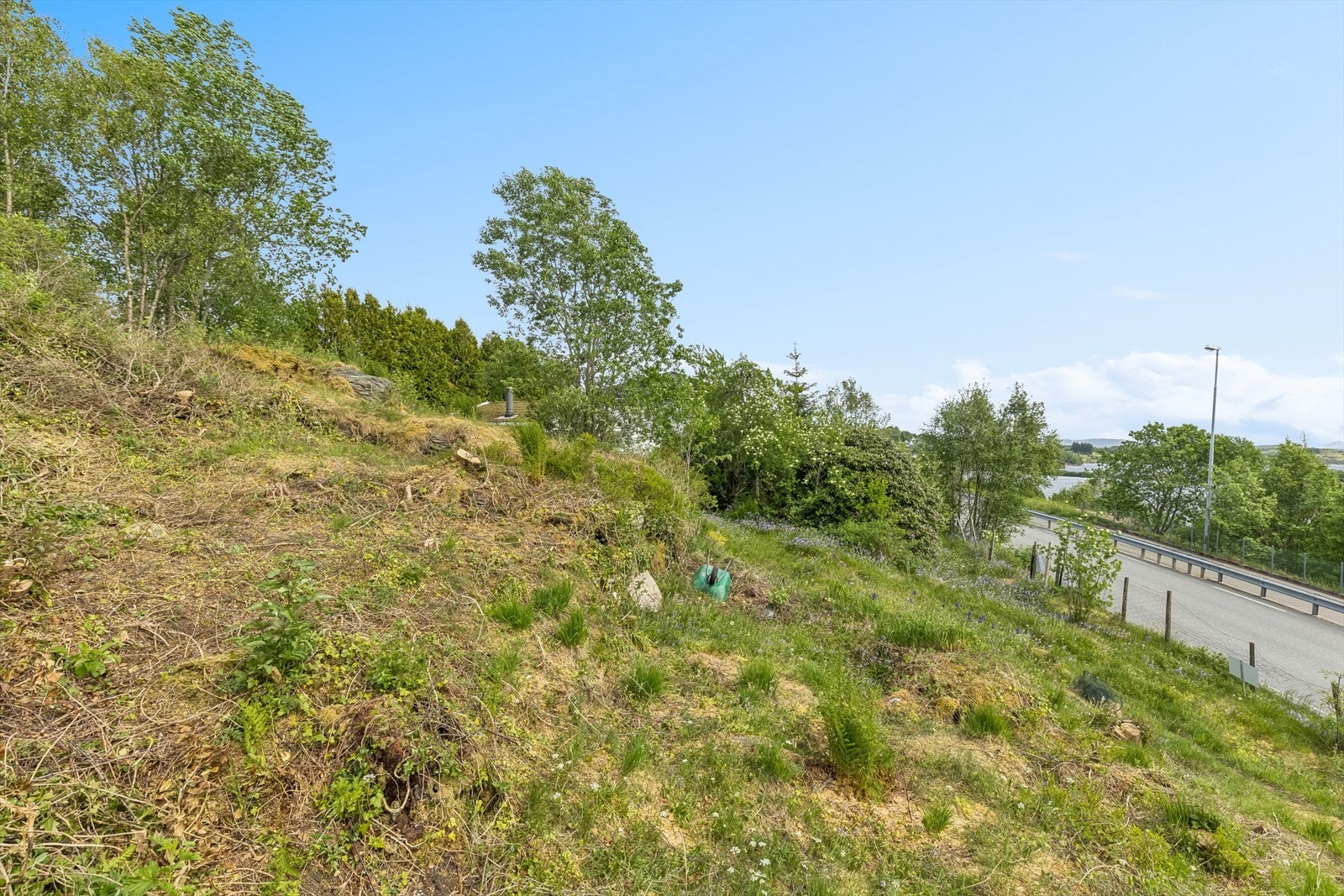 Eiendommen er ikke tilknyttet offentlig vann og kloakk. Dette må ny eier bekoste selv. Private stikkledninger fra det offentlige tilknytningspunktet vedlikeholdes for eiers regning frem til påkoblingspunkt. Galleribilde