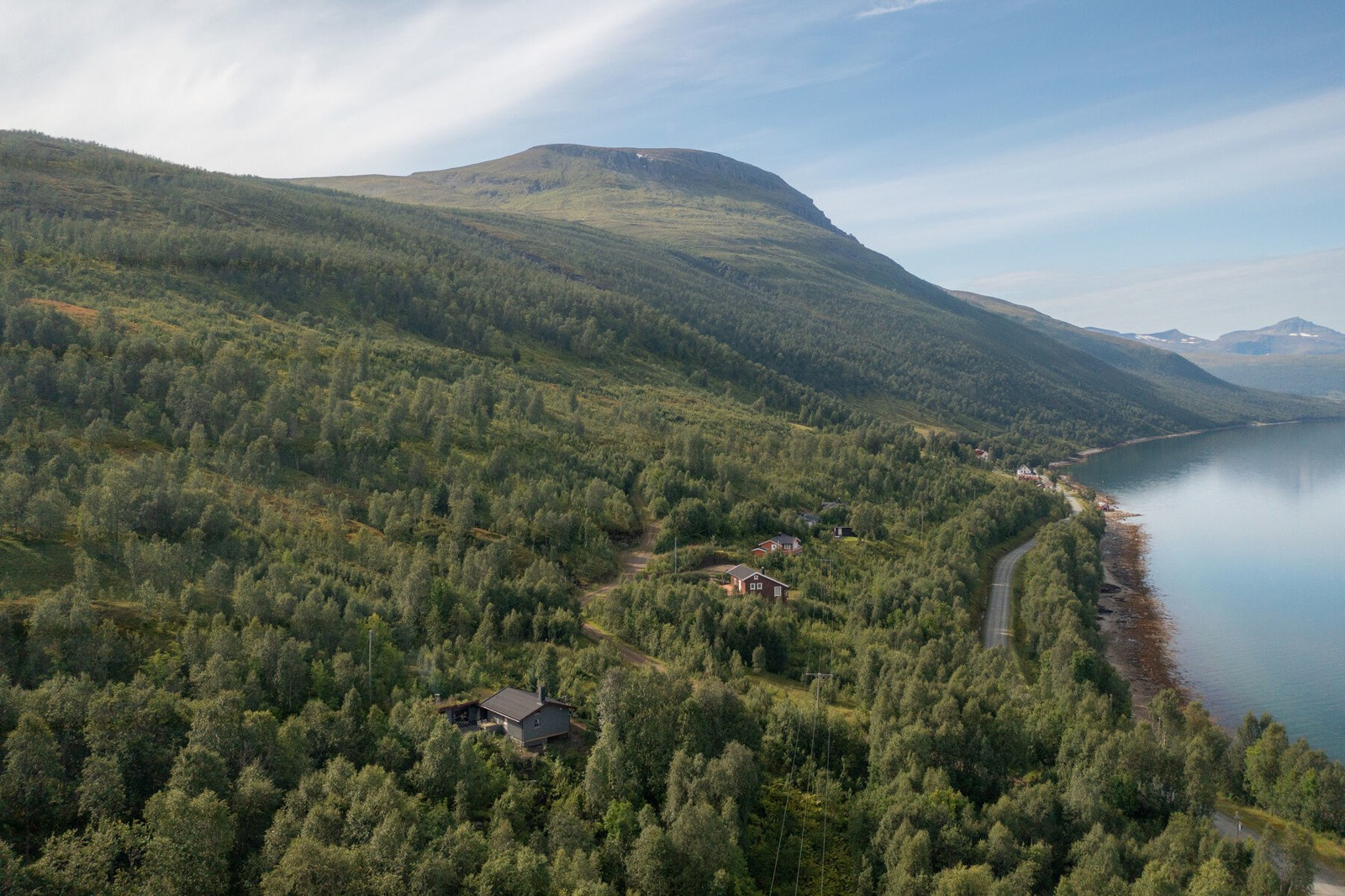 Her kan du oppleve og nyte nordnorsk natur på sitt beste enten det er til lands eller til vanns.