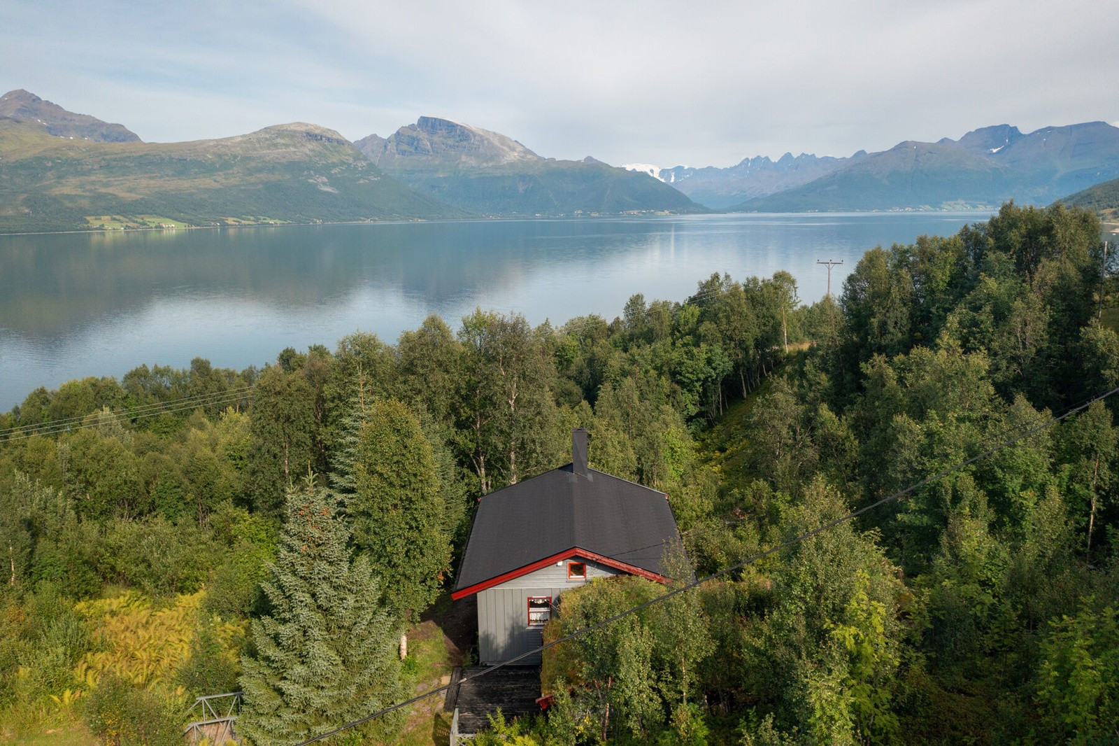 Fjord og fjell som nærmeste nabo.