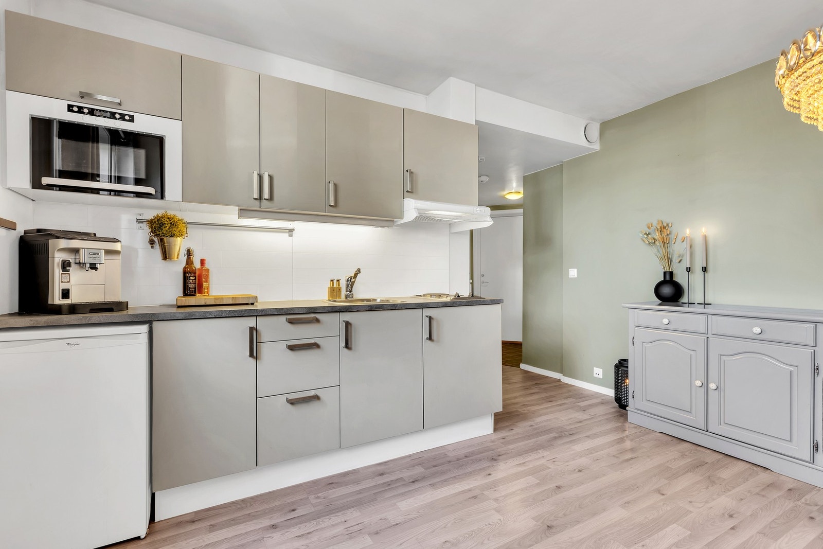 Boligen får godt med lysinnslipp fra vindusflatene, og er lett å innrede. Galleribilde