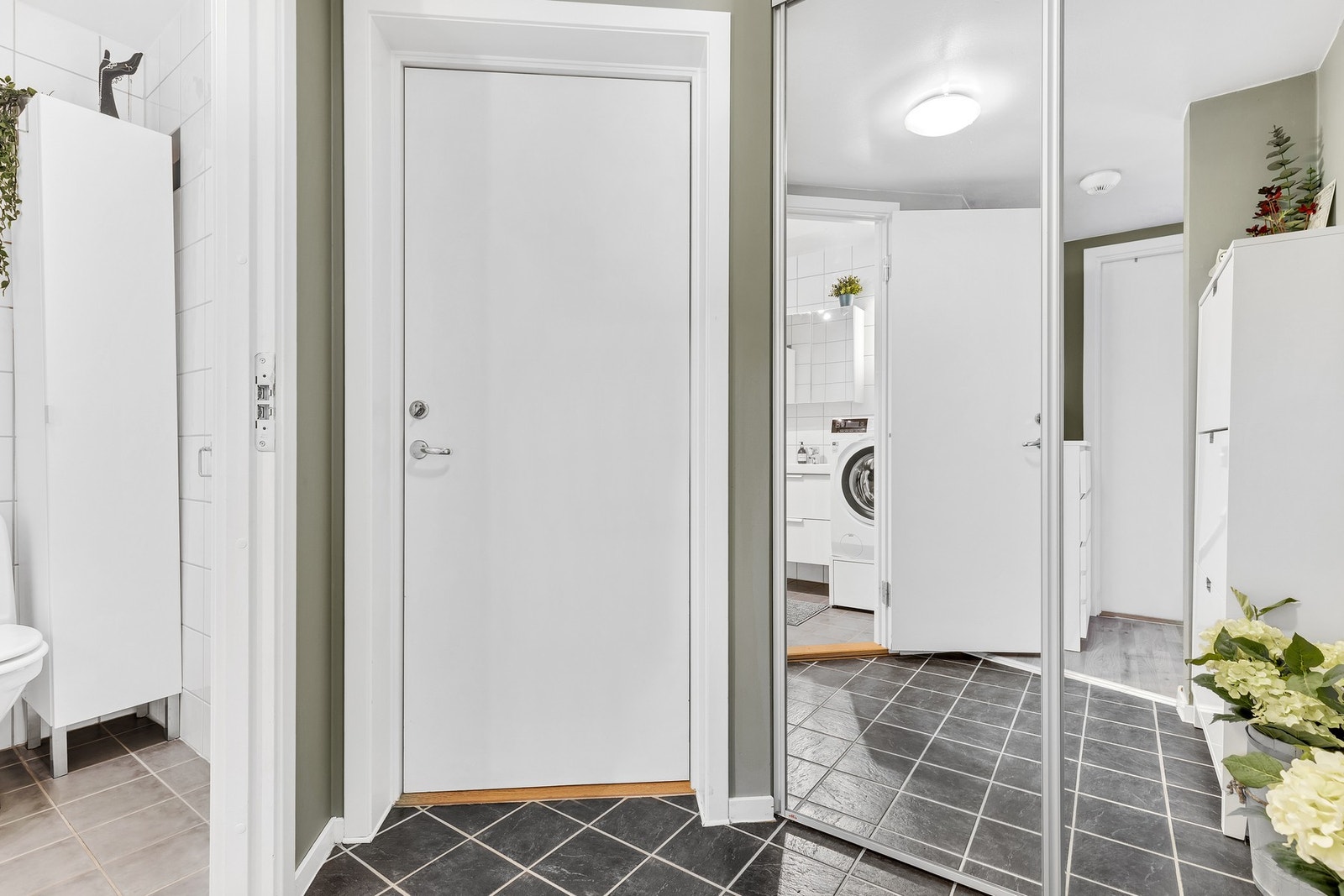 Romslig entre på 5,1 kvm. Innredet med skyvedørsgarderobe. Galleribilde