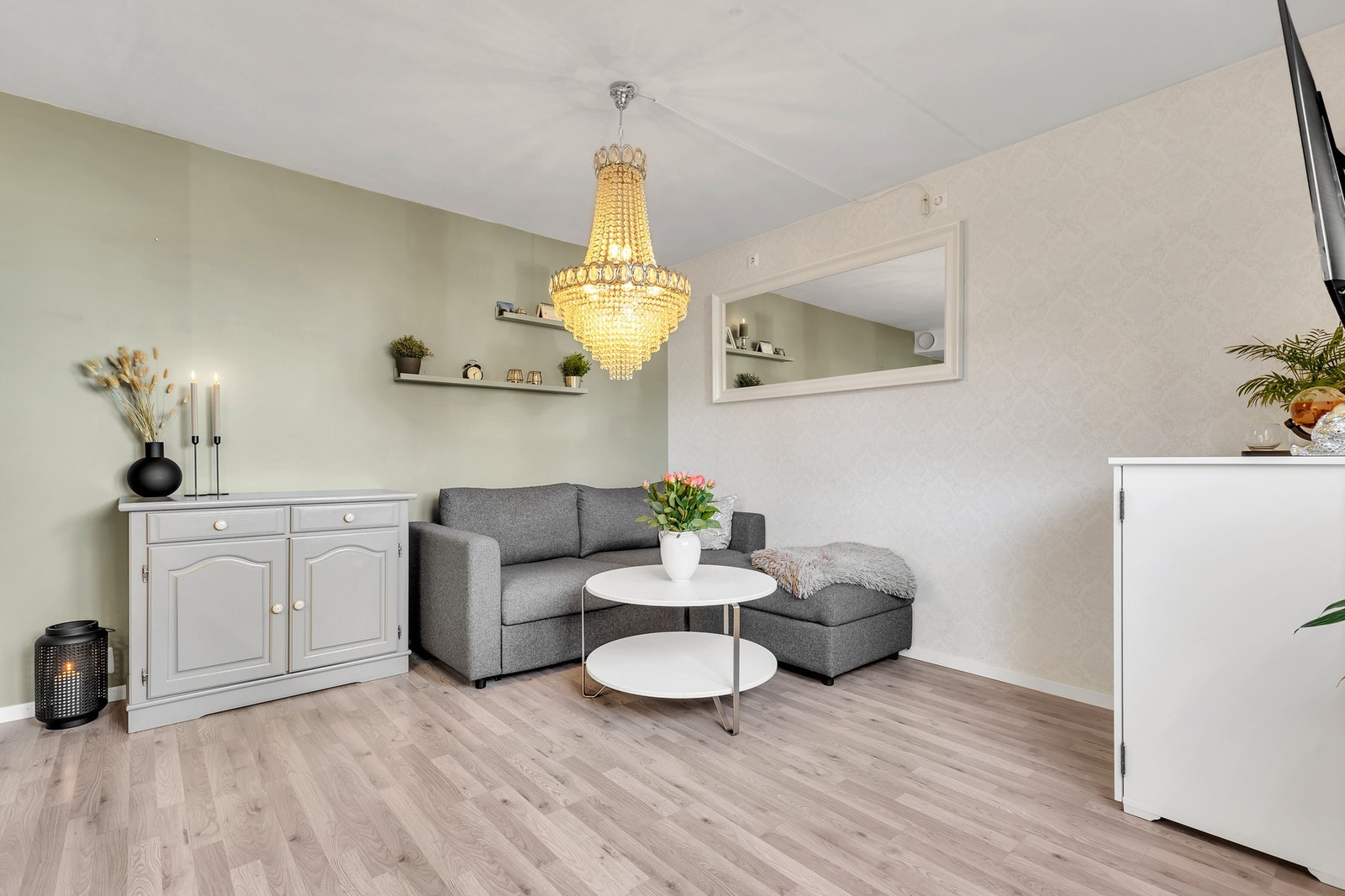 Romslig stue på over 14 kvm. Her har du god plass til sofagruppe og tilhørende møblement. Galleribilde