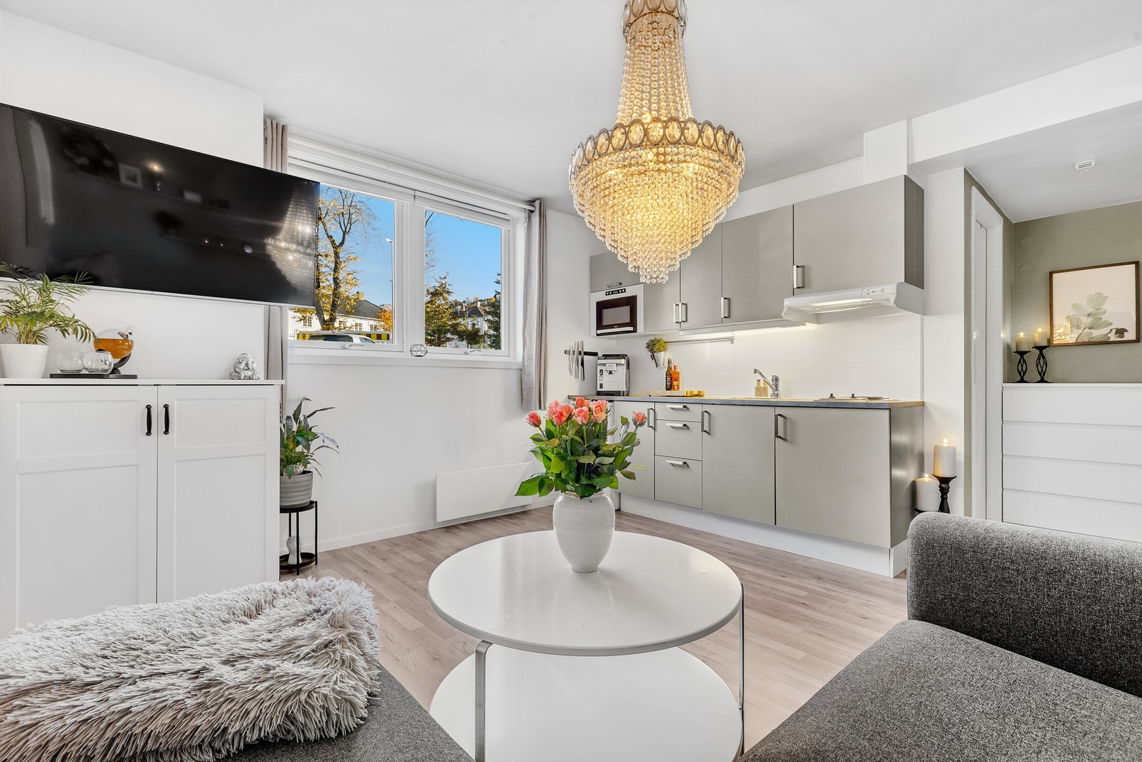 Den åpne stue/kjøkkenløsningen gjør rommet til et hyggelig oppholdsrom. Galleribilde