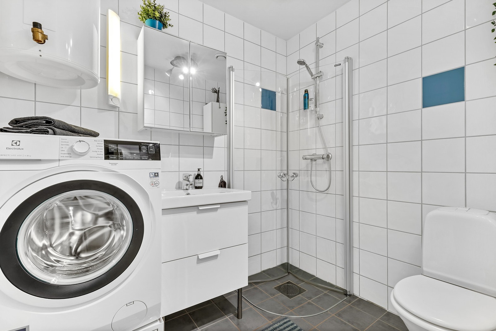 Pent flislagt baderom fra 2002, med elektriske varmekabler. Galleribilde