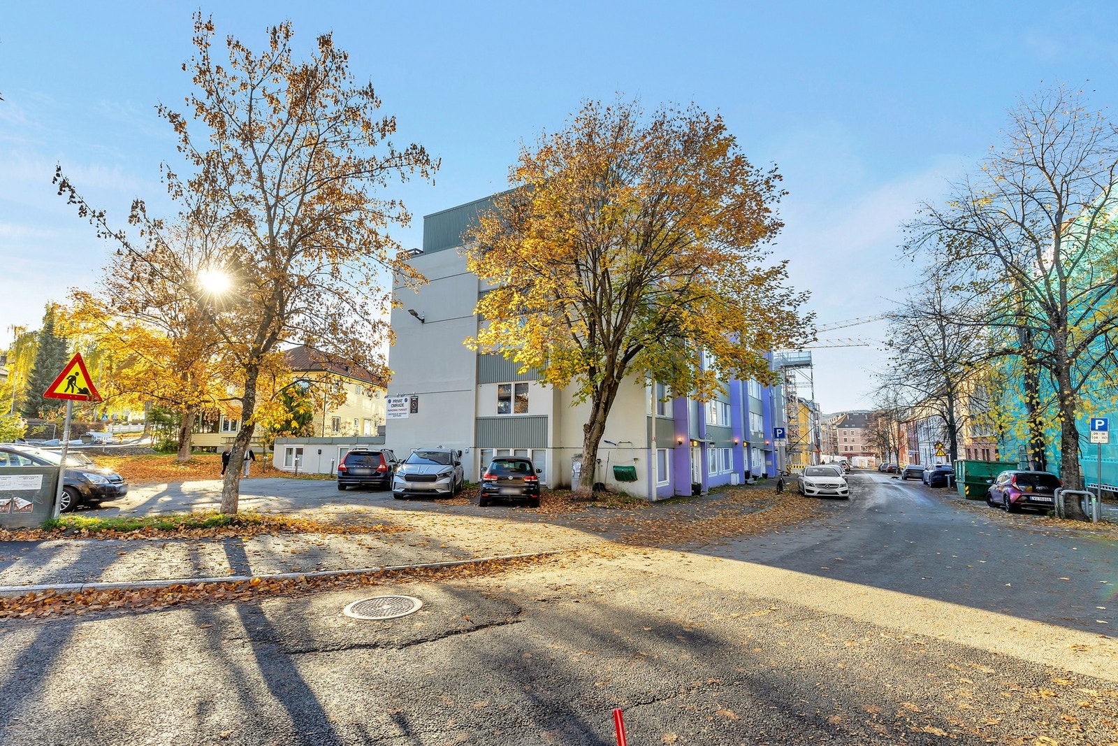 Det medfølger ikke fast parkeringsplass. Borettslaget leier ut 11 parkeringsplasser. Ledige plasser tildeles av styret i borettslaget. Galleribilde