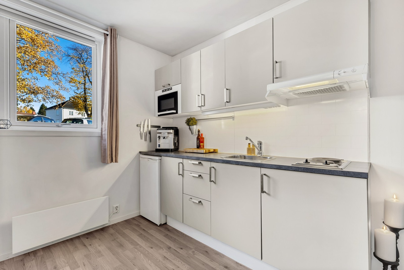 Kjøkkeninnredning med plane fronter og laminert benkeplater. Galleribilde