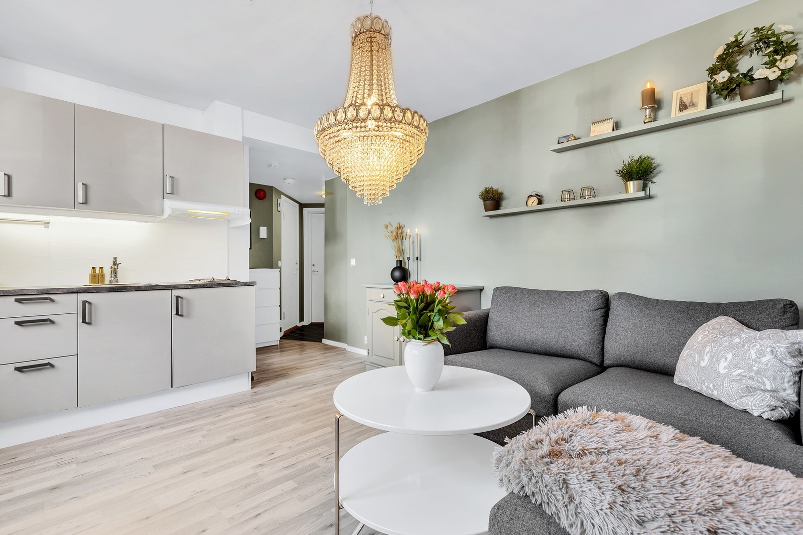 EiendomsMegler 1 ved Peder Bjørnstad har gleden av å presentere en sjarmerende leilighet i Frostaveien 13 D. Galleribilde