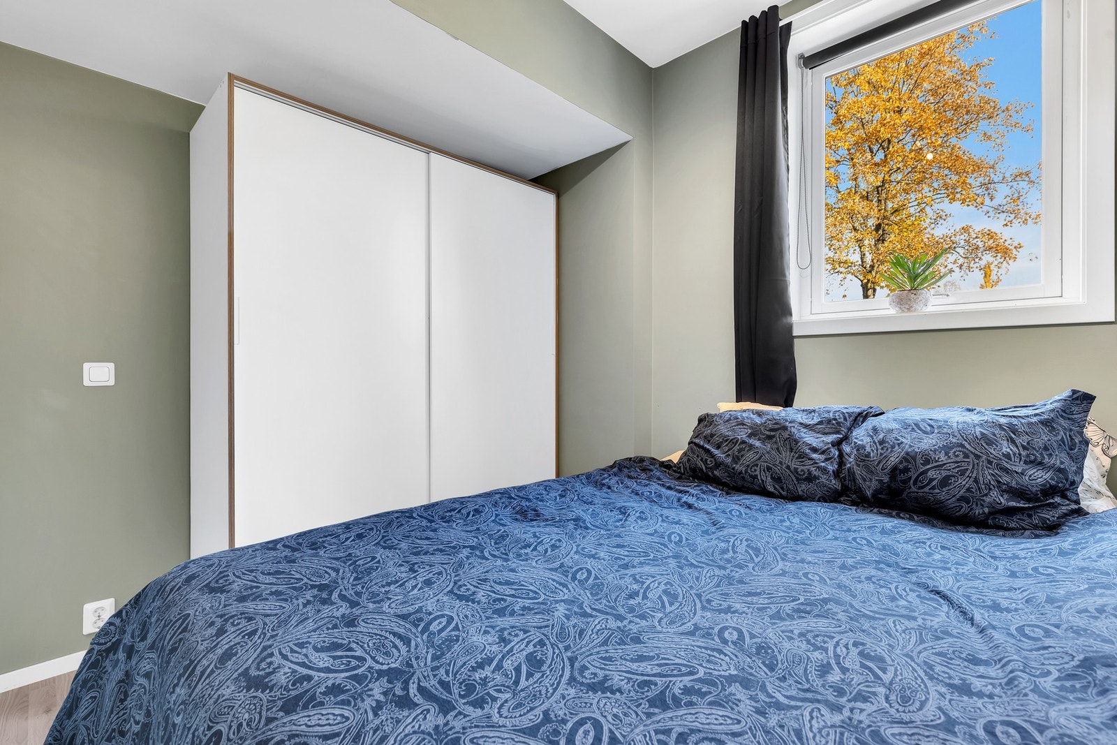 Innredet med garderobe. Galleribilde