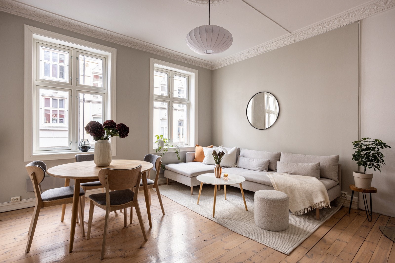 Den generøse takhøyden gir en god romfølelse. Samtlige vinduer ble skiftet i 2022. Galleribilde