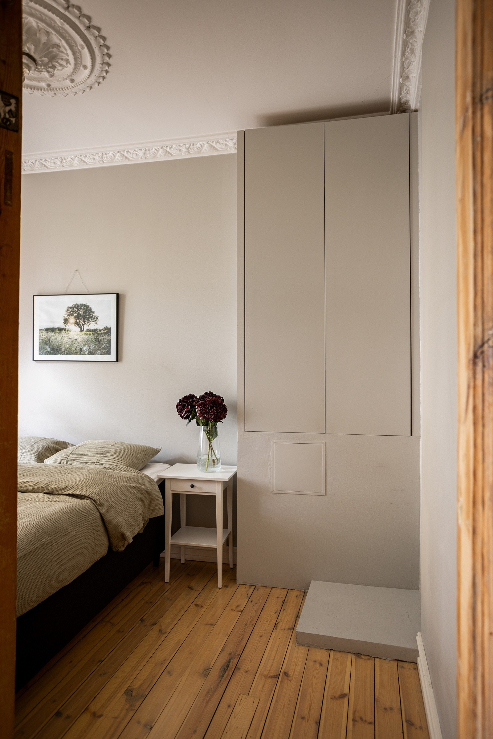 Et smart innbygget skap gir lagringsplass. Det er også mulighet for å sette inn ytterligere garderobeløsninger. Galleribilde