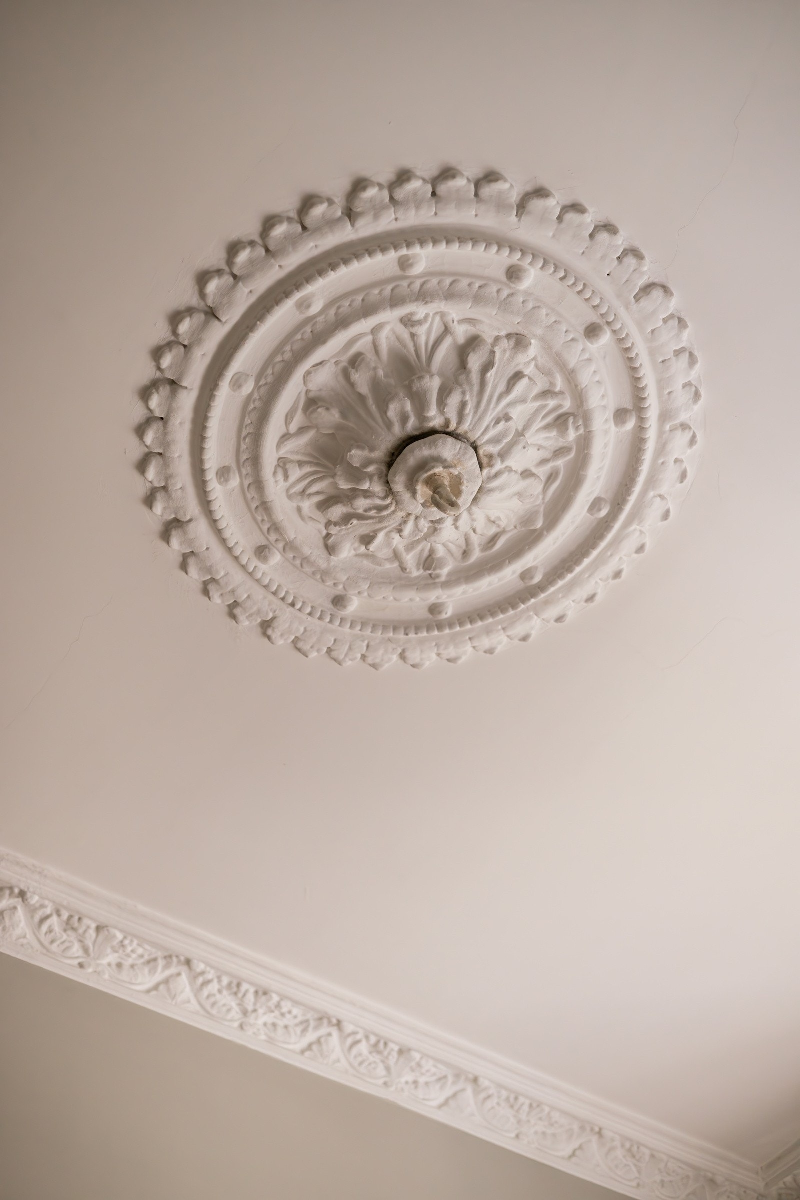 På hovedsoverommet er det flott rosett og strukkatur i himlingen. Galleribilde