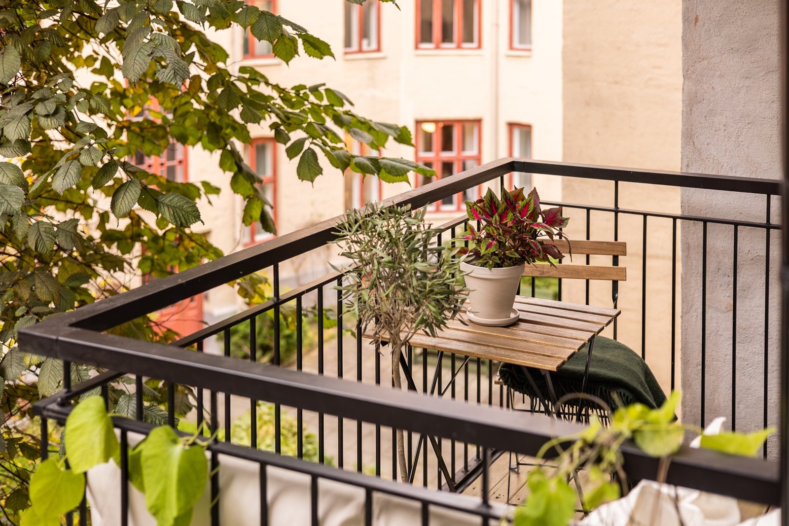 Det er plass til liten sittegruppe og gass- og elektrisk grill på balkongen om ønskelig. Galleribilde