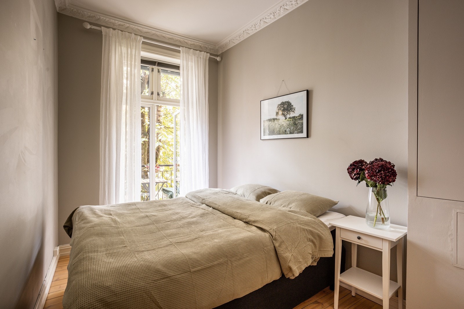 Leiligheten har et lunt og hyggelig hovedsoverom med utgang til balkongen. Galleribilde