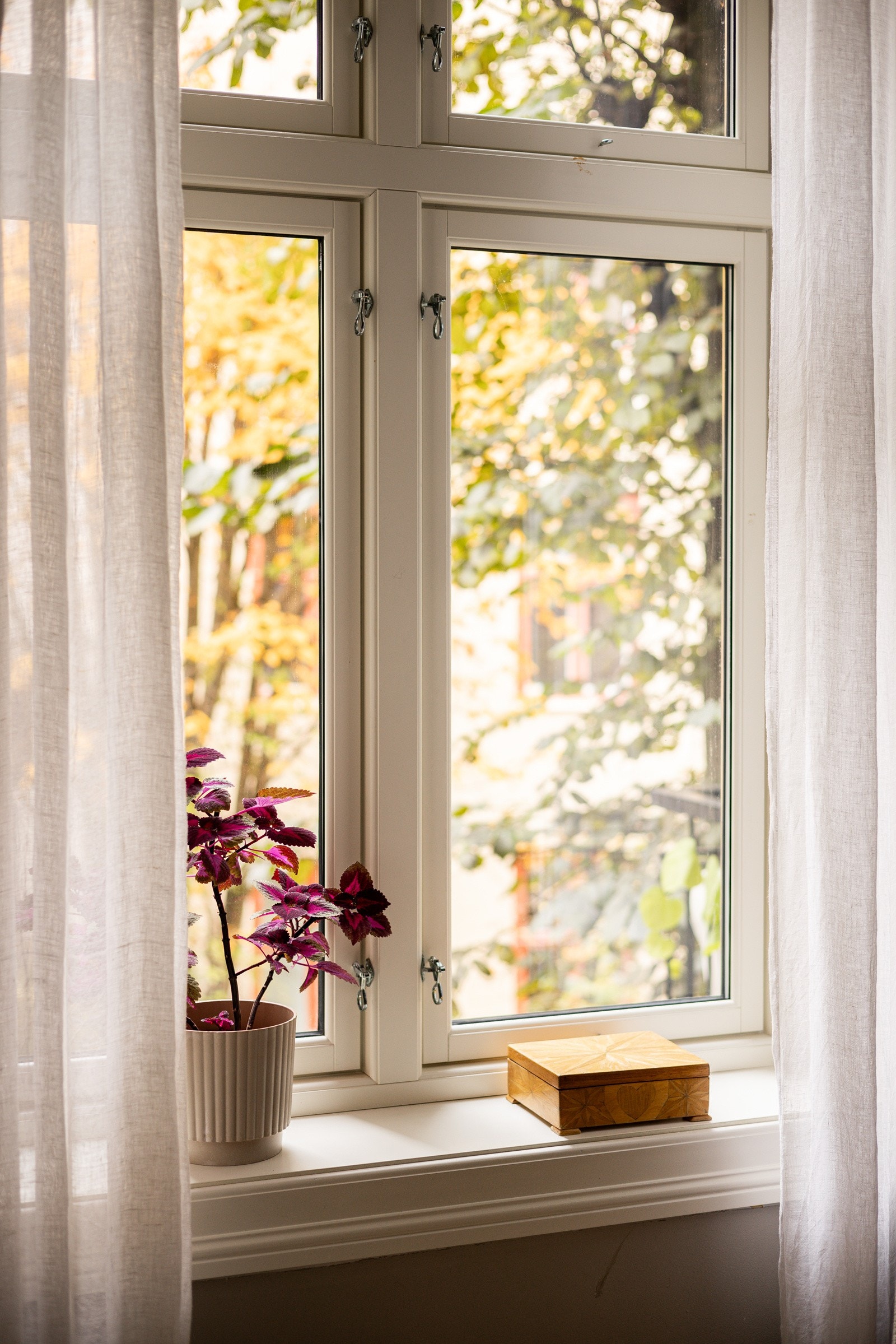 Begge soverommene vender inn mot rolig bakgård. Galleribilde