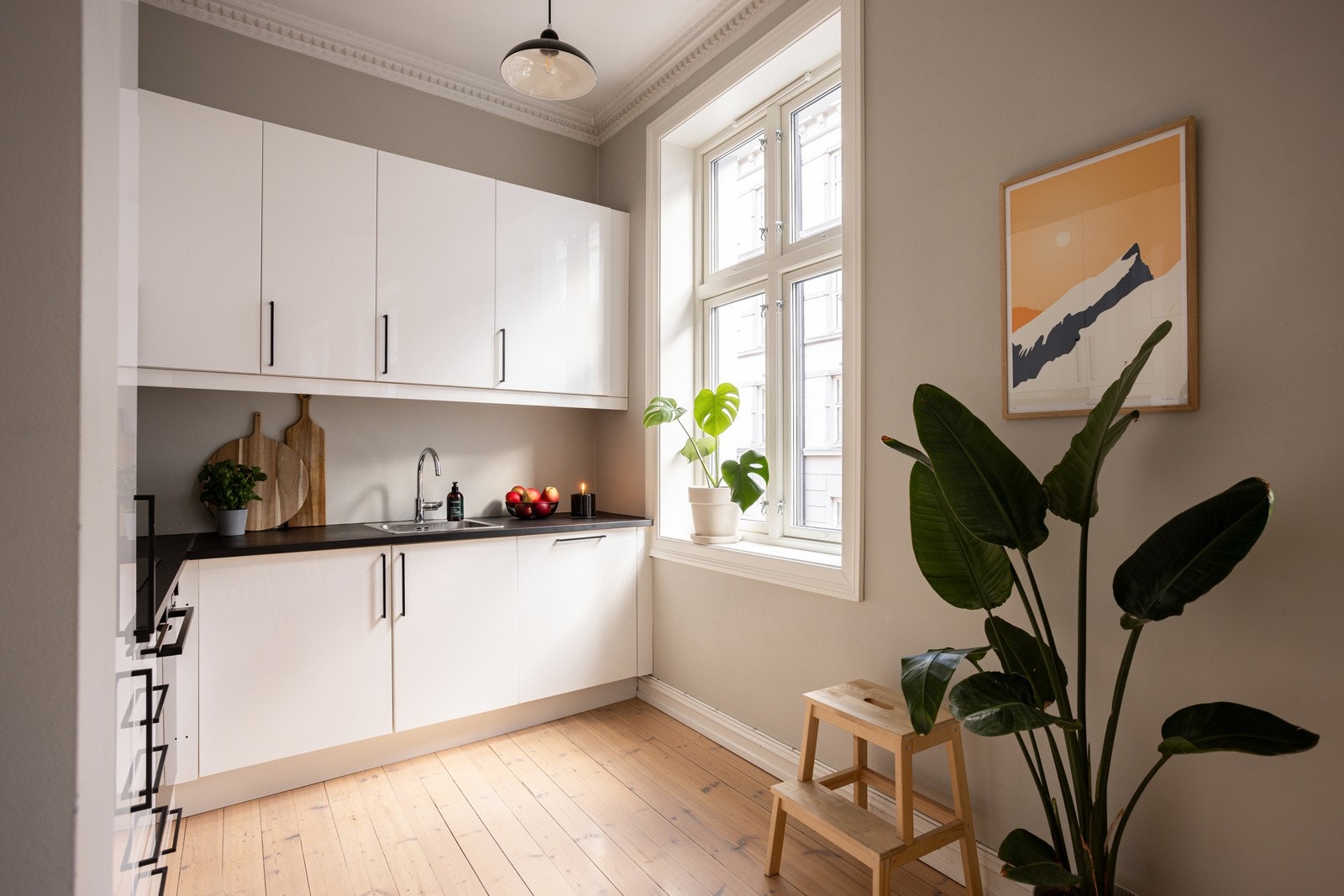 Kjøkkenet var nytt i 2009 og er blant annet oppgradert med komfyrvakt og ny komfyr i 2023. Galleribilde