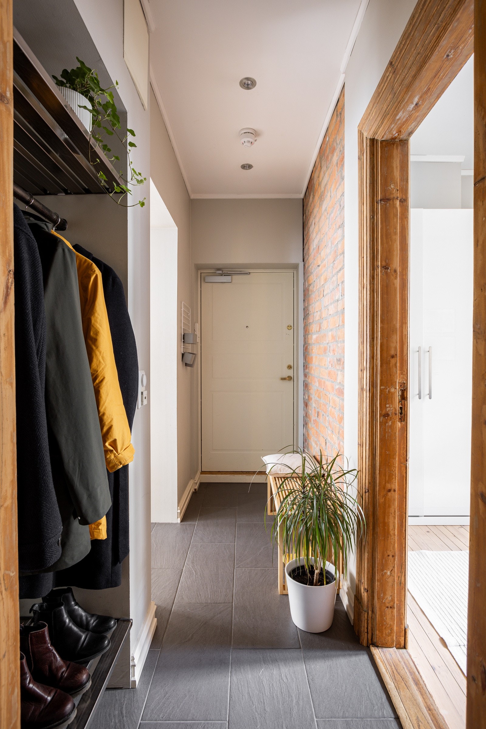 I entreen sørger en åpen garderobe for plass til sko og yttertøy. Galleribilde