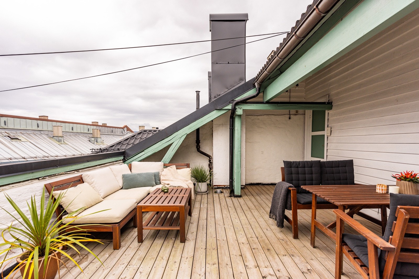 Takterrassene har sittegruppe, egen peis og toalettrom tilknyttet terrassen. Galleribilde