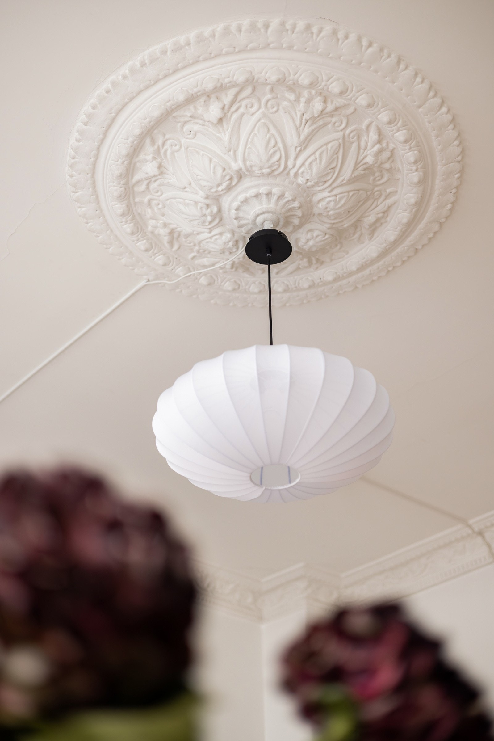 Flott rosett og stukkartur i oppholdsrommet bevarer det klassiske preget. Galleribilde