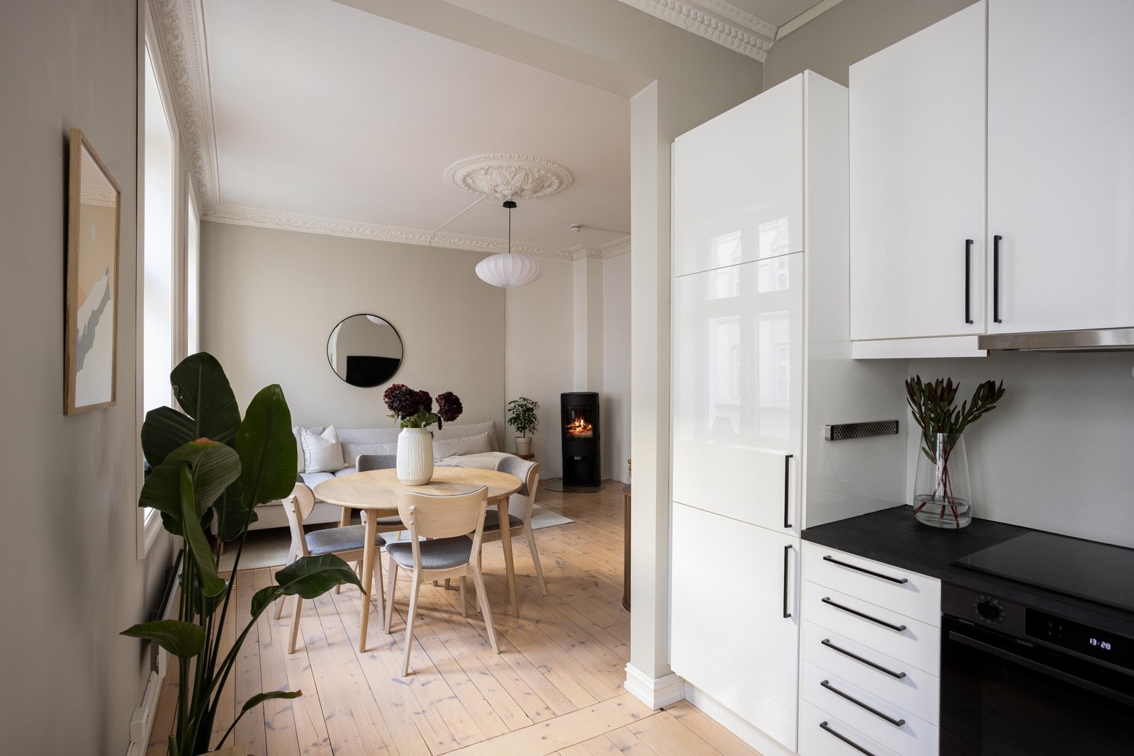 Stuen sett fra kjøkkenet. Galleribilde